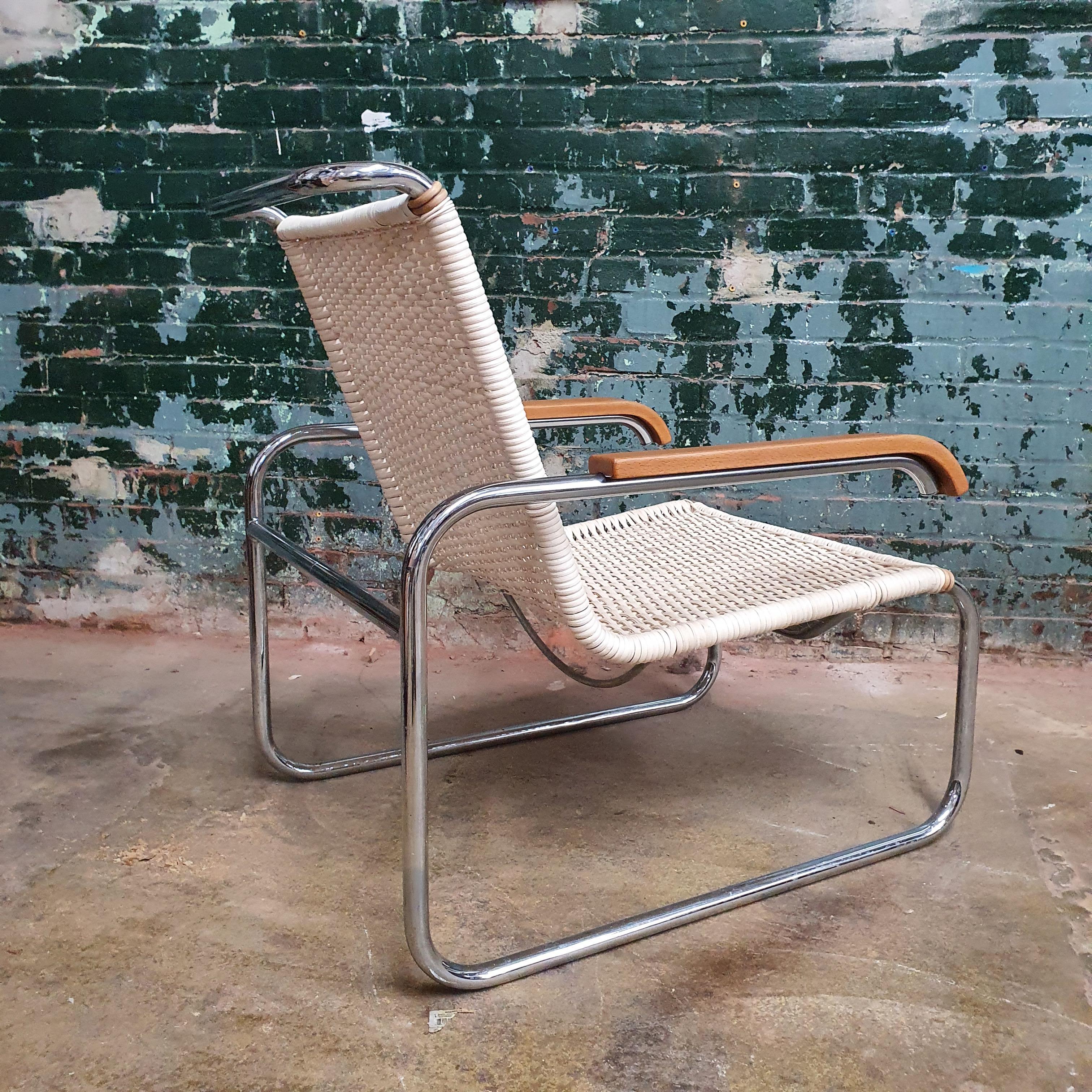 Magnifique chaise longue B35 en rotin et chrome de Marcel Breuer. Cette chaise emblématique a été recanisée et les bras ont été remis à neuf. Le chrome est en très bon état. Cette chaise s'accorde avec de nombreux styles différents et apporte la