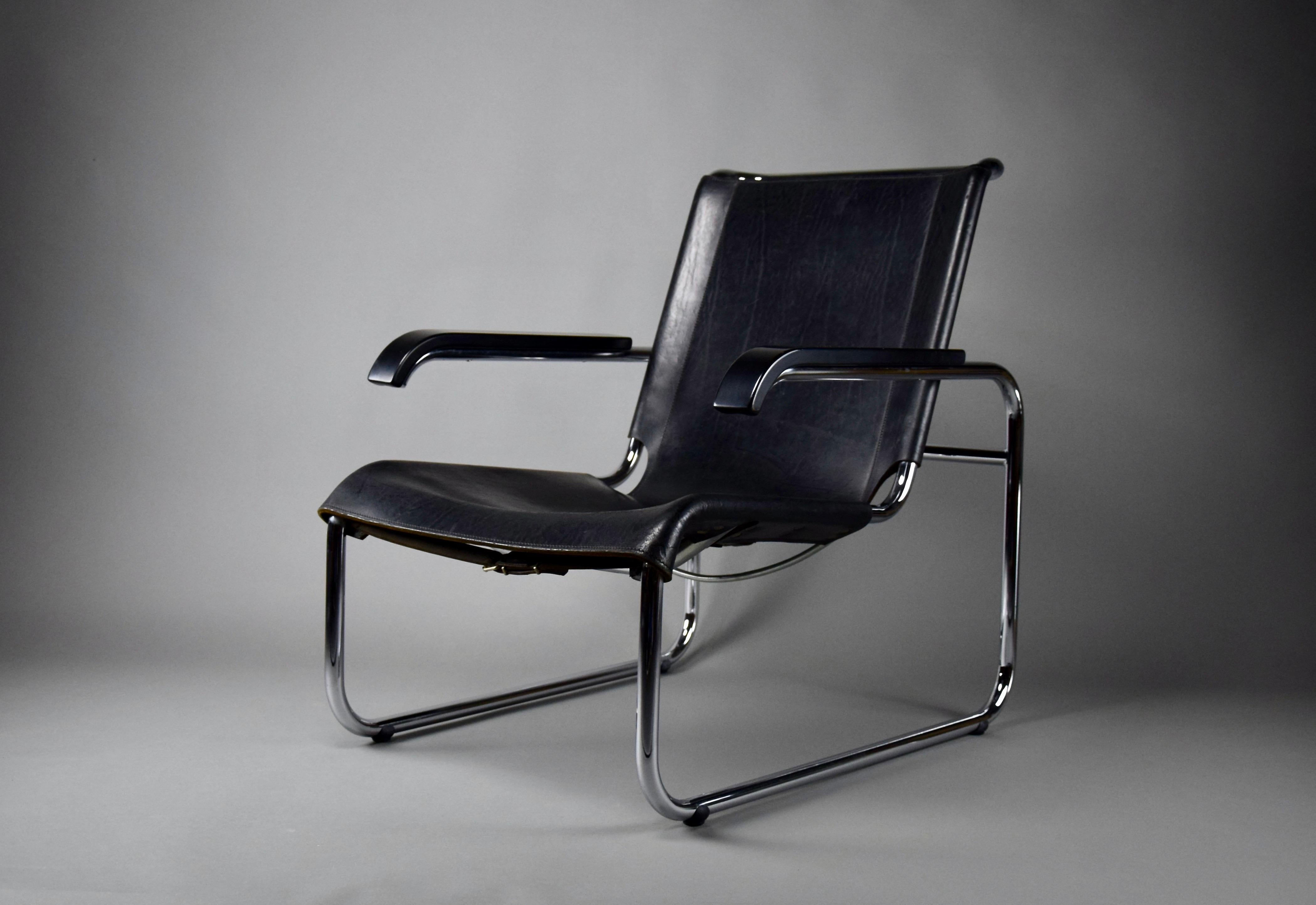 Descubre la elegancia atemporal con el Sillón B35

Adéntrate en el mundo del diseño modernista con la tumbona B35, una obra maestra del emblemático Marcel Breuer para Thonet, creada en 1928. Esta silla es algo más que un mueble: es una declaración