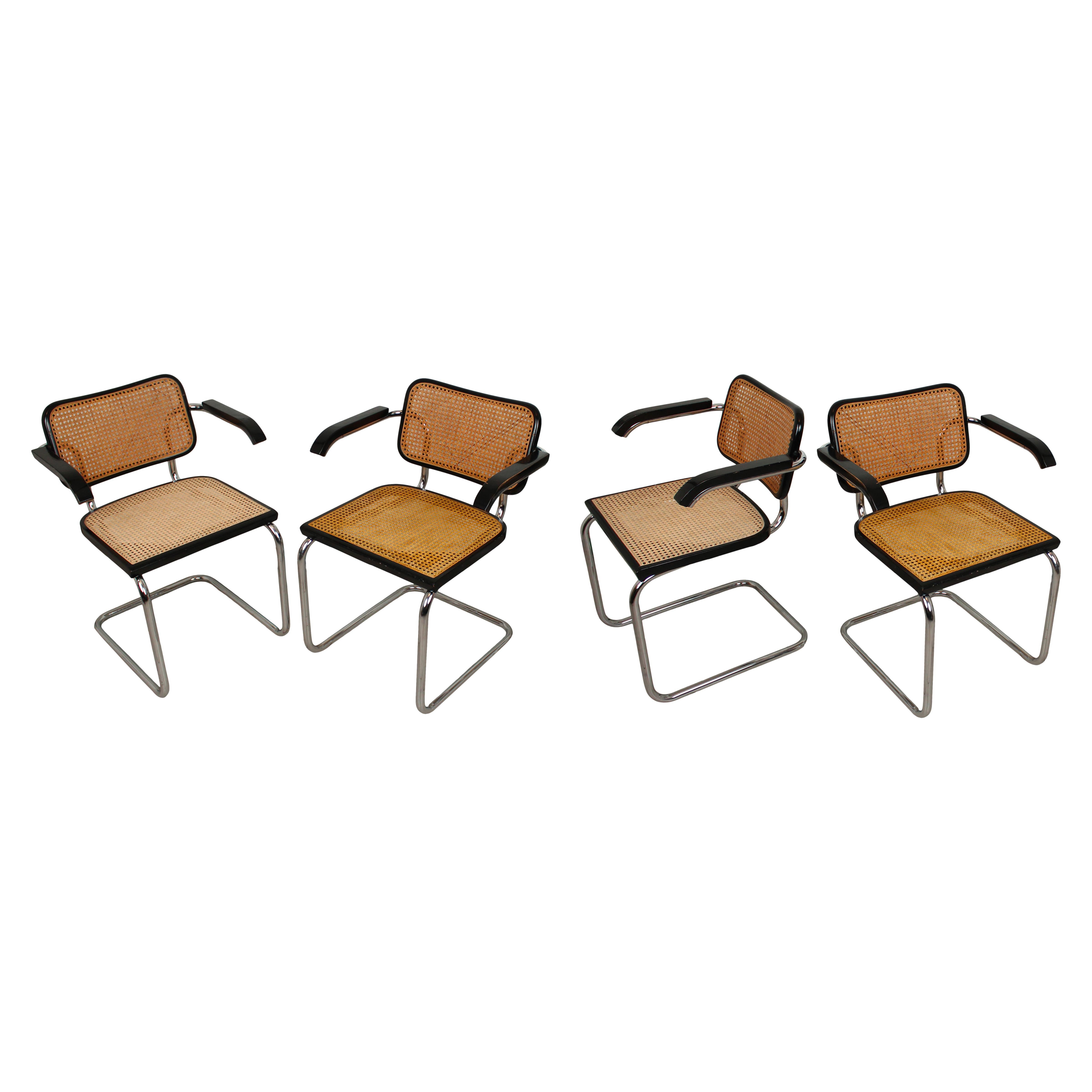 Magnifique ensemble de 4 chaises de salle à manger originales B64 
