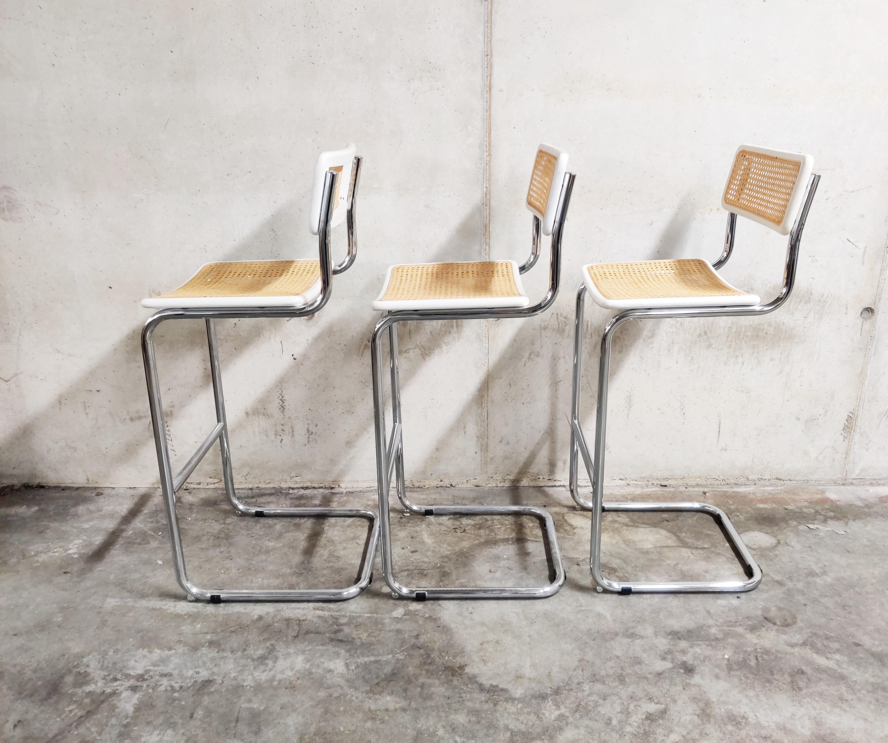 Set of 3 Marcel Breuer Bauhaus design bar stools produced by Cidue.

Tubular chrome frame with cane seats.

All in very good condition.

Dimensions:
Height 93cm/36.61
