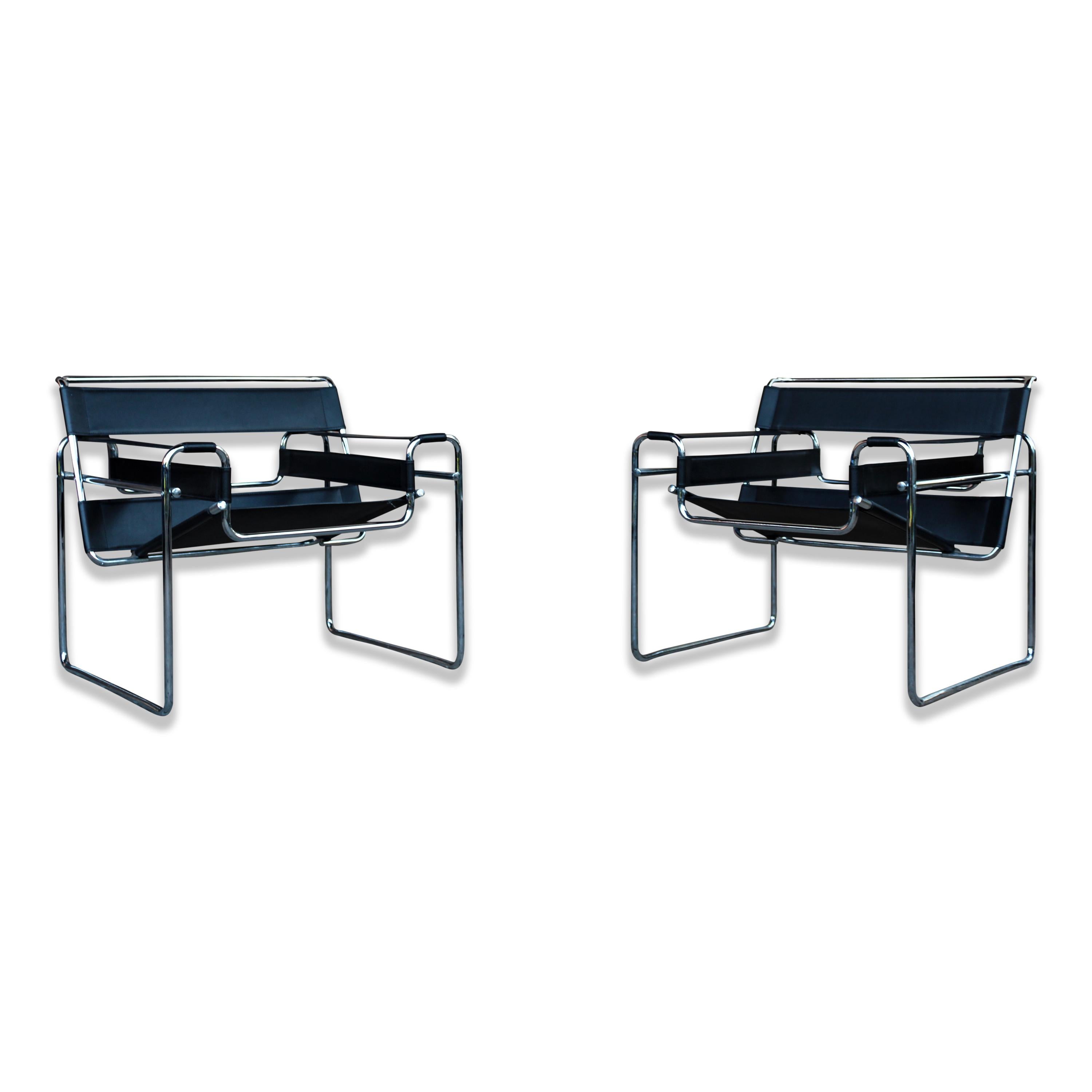 This set of 2 black leather Wassily chairs was designed in 1925 by Marcel Breuer and manufactured by Gavina, 1972. Inspired by the frame of a bicycle and influenced by the constructivist theories of the De Stijl movement, Marcel Breuer was still an