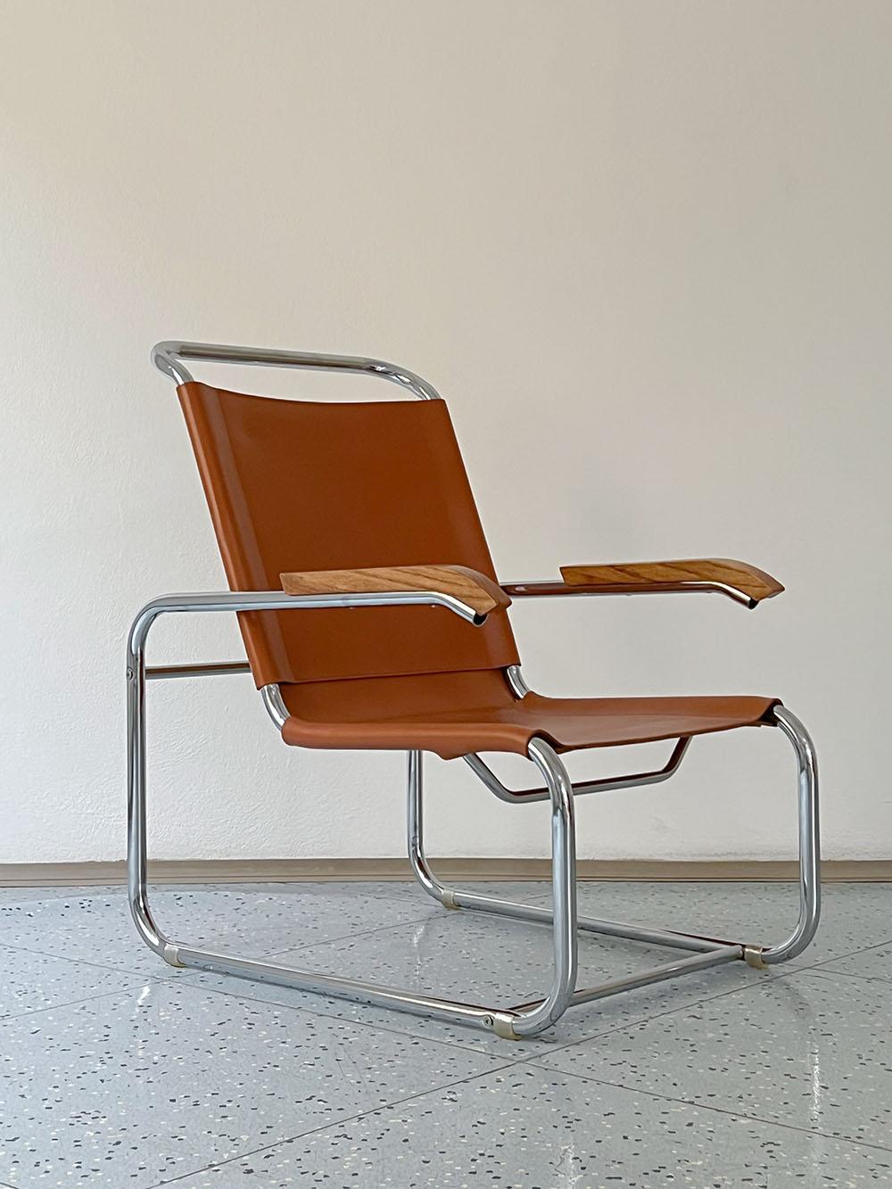 Bauhaus cantilever lounge chair model B35 designed by Marcel Breuer for Thonet in Germany, 1970s.

The lounge chair belongs to one of Marcel Breuer’s most renowned models, featuring a timeless chrome-plated tubular steel frame with oak armrests