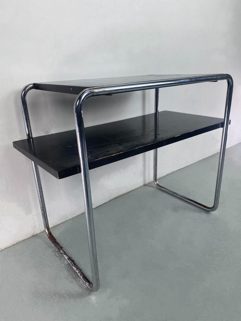 Rare table d'appoint Marcel Breuer Bauhaus B12 - Thonet. C'est une pièce de famille et elle est marquée -comme vous pouvez le voir sur les photos- donc l'authenticité est garantie. Une icône du design intemporel, qui s'intègre dans de nombreux