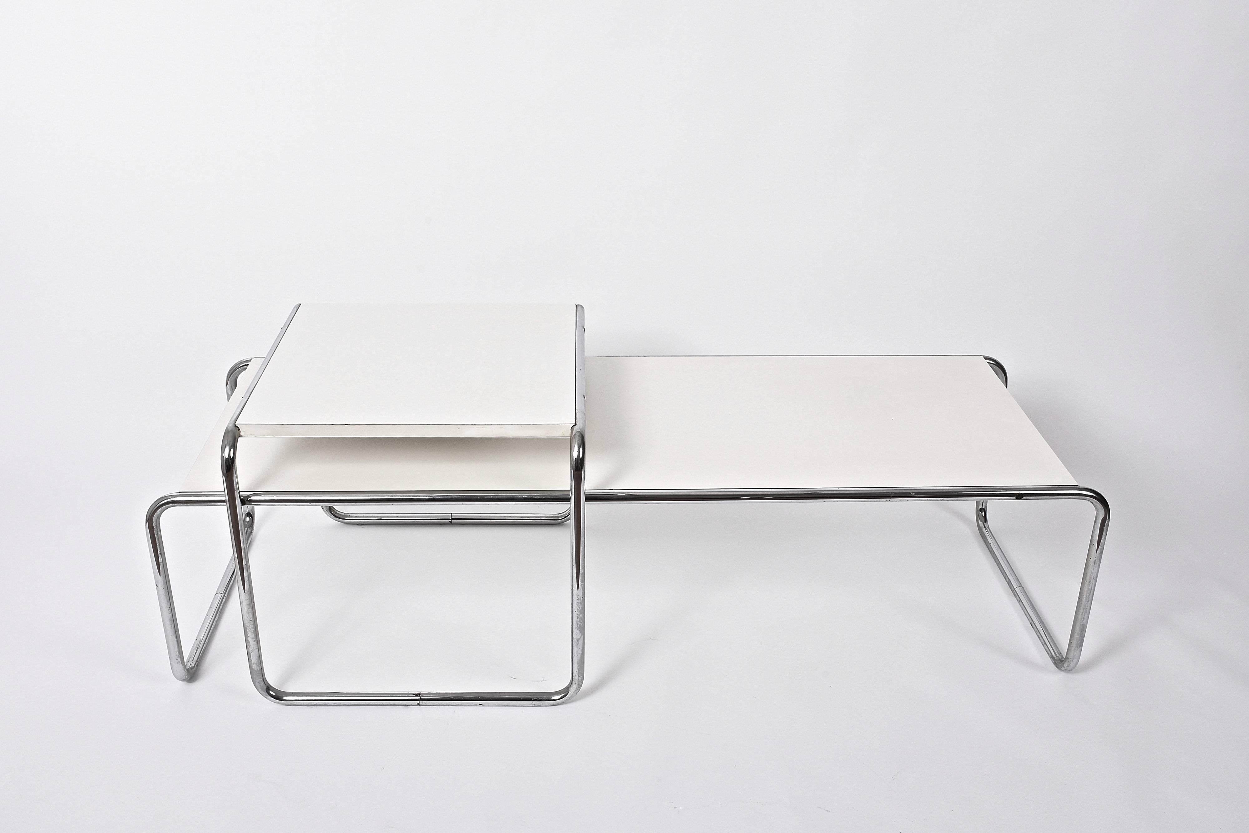 Marvelous Marcel Breuer white laminated wood and steel 'Laccio' side table, in Bauhaus style. These items were produced in Italy during the 1970s.

The essential elegance of the lines underlines enhance the amazing functionality and flexibility of