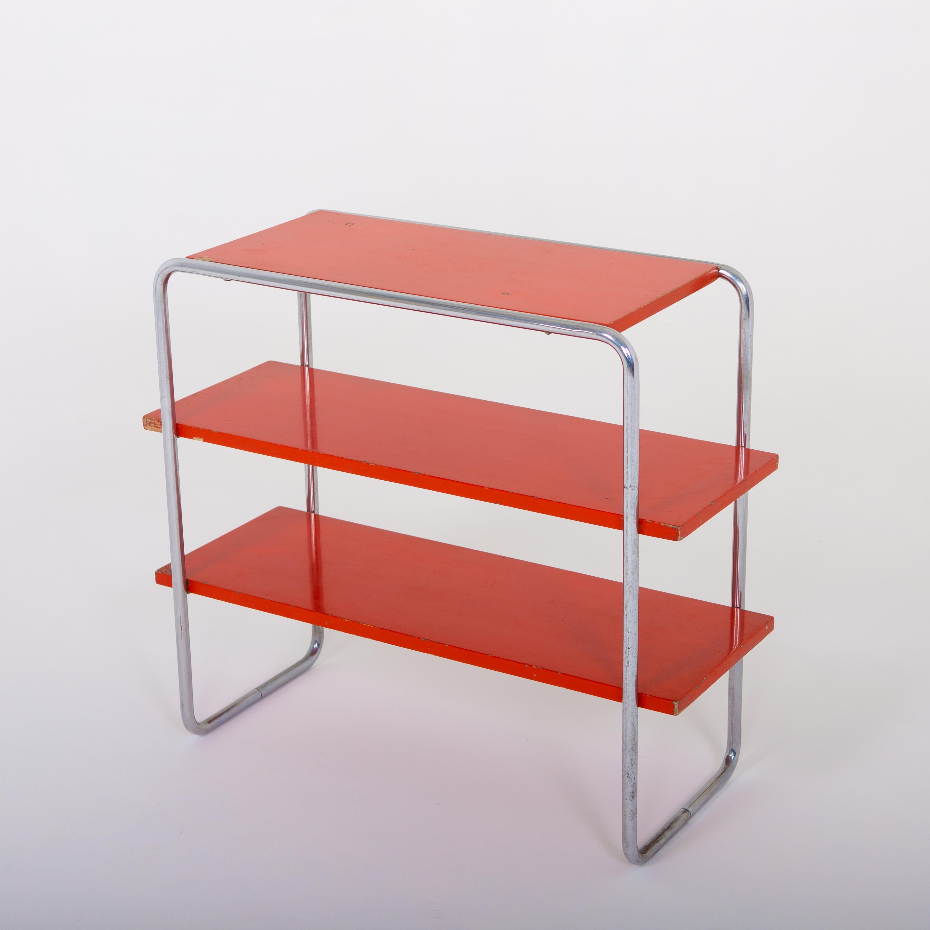 Marcel Breuer bookshelf Mod. B 22, 1930s
Shelf standing on bent tubular steel frame with three red painted shelves. Signs of age and use. The shelf was designed as a file or bookshelf by Marcel Breuer for Thonet (model: B 22; manufacturer: