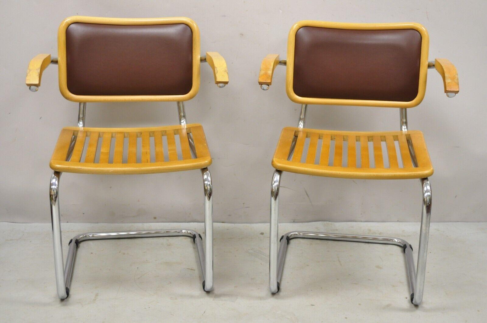 Marcel Breuer Cesca Chair Cantilever Chrome Frame Wood Seat - a Pair. L'article se caractérise par un cadre chromé, un revêtement en vinyle marron, des accoudoirs en bois, des sièges à lattes en bois, des lignes modernistes épurées, un artisanat