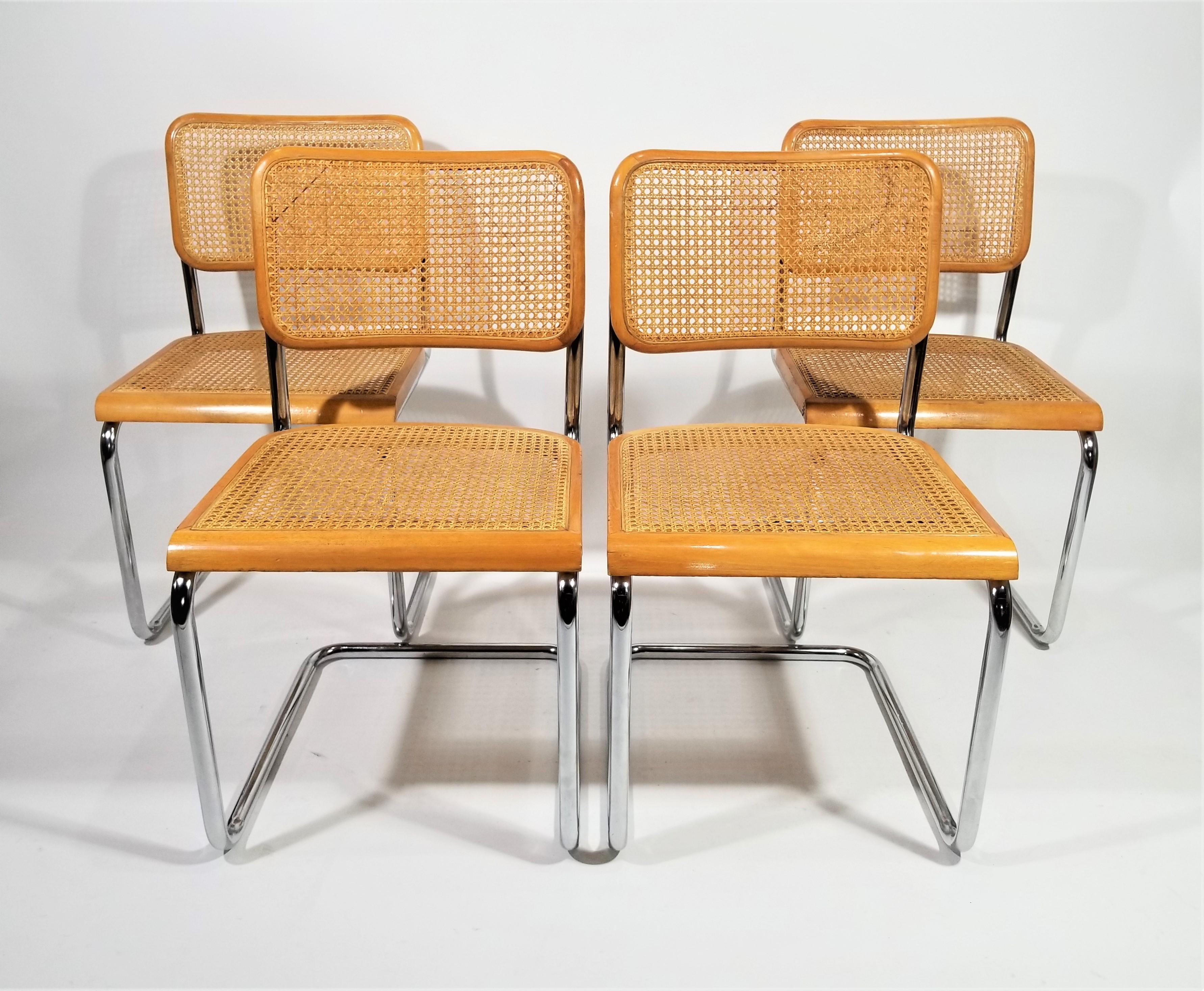 1970er 1980er Mid Century Marcel Breuer Cesca Stühle. Sitze und Rückenlehnen aus Rohrgeflecht mit verchromtem Freischwingersockel. Satz von 4. 