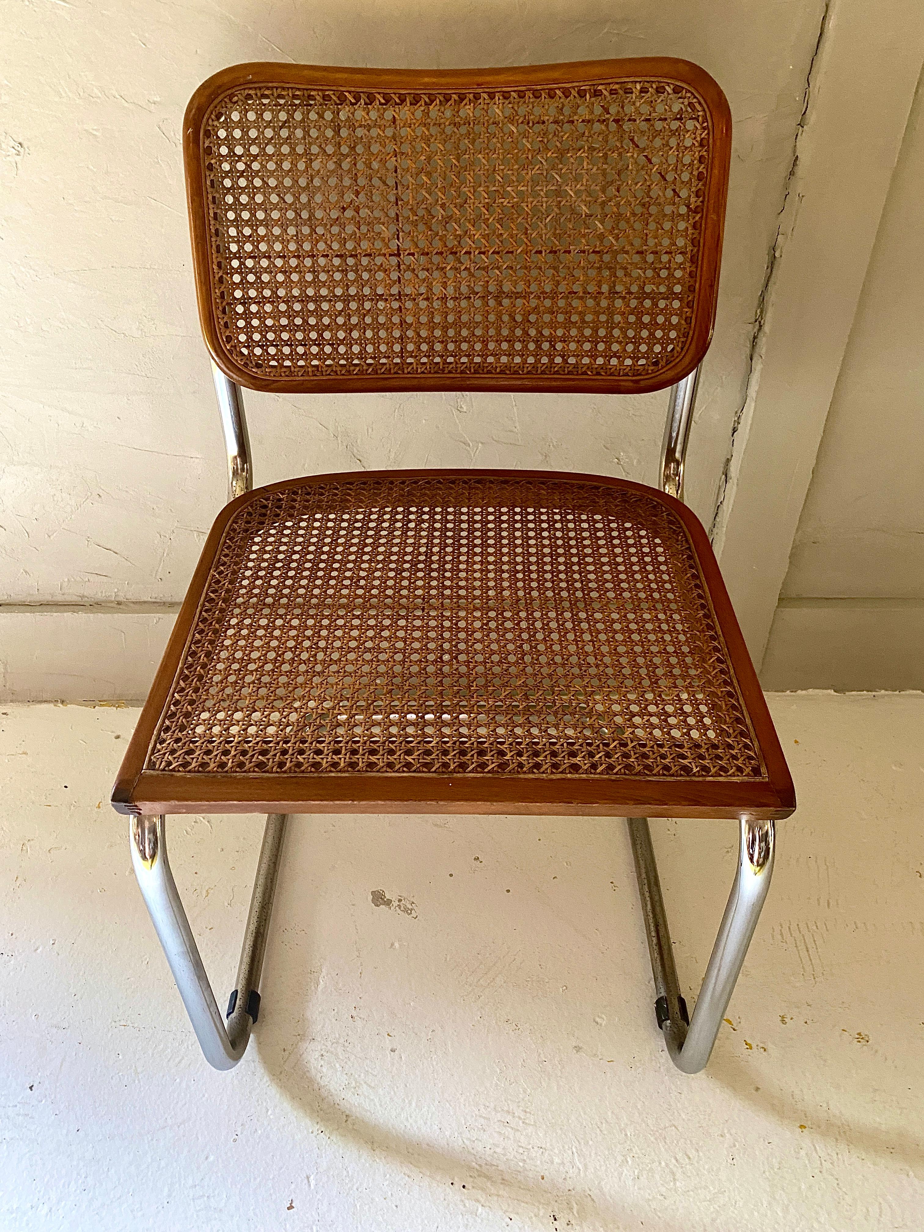 Sedie Marcel Breuer Cesca, set di otto sedie. La sedia Cane Cesca ha una struttura a sbalzo in acciaio tubolare che la rende funzionale, leggera e confortevole.