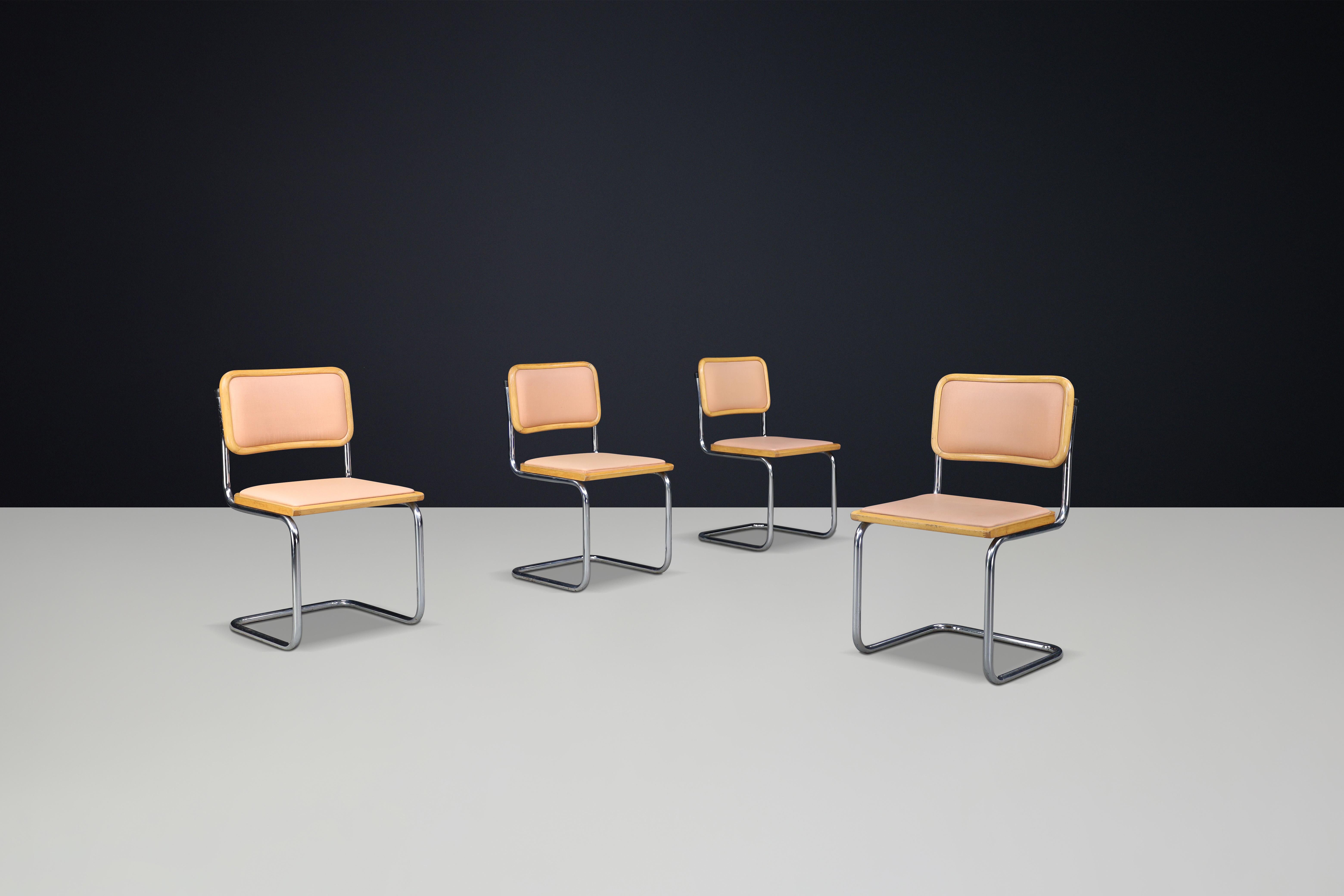 Sedie da sala da pranzo Marcel Breuer Cesca - Cromo, legno e pelle, Italia anni '70

Queste sedie sono caratterizzate da un design a sbalzo, uno stile tipico di Marcel Breuer, che conferisce loro un aspetto fluttuante senza le tradizionali gambe.