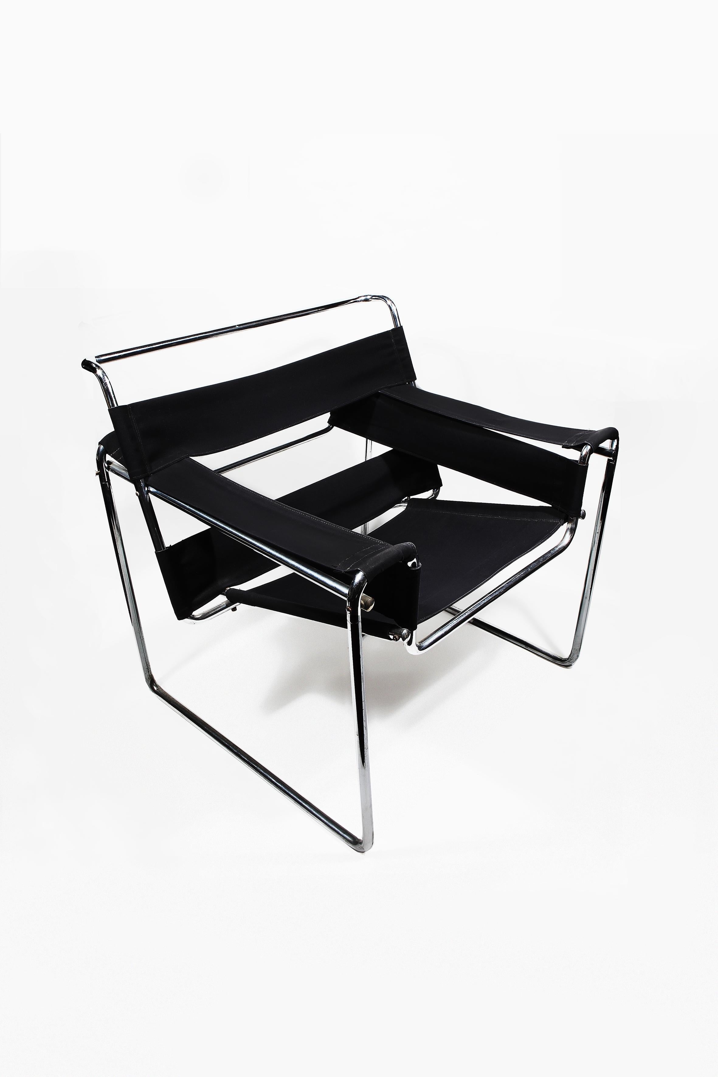 Club armchair, 1927. Model B3. Designer: Marcel Breuer, Manufactured by Standart-Möbel. First series production. Upholstered with black, renewed Eisengarn ( iron yarn ). Very rare. Very good condition.
Measurements: Height ca. 29.13 in ( 74 cm ),
