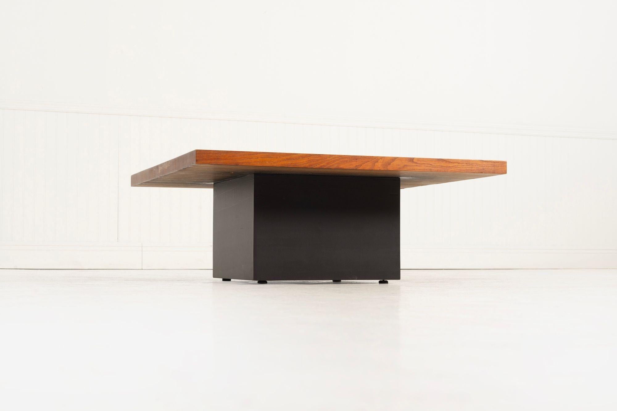 Mesa de centro a medida de Marcel Breuer de  Residencia Stillman III, 1965
Encimera de roble macizo con base de madera lacada en negro. Forma cuadrada que ejemplifica la estética sobria y funcional del último periodo de Breuer.
Dimensiones: 13½ h ×