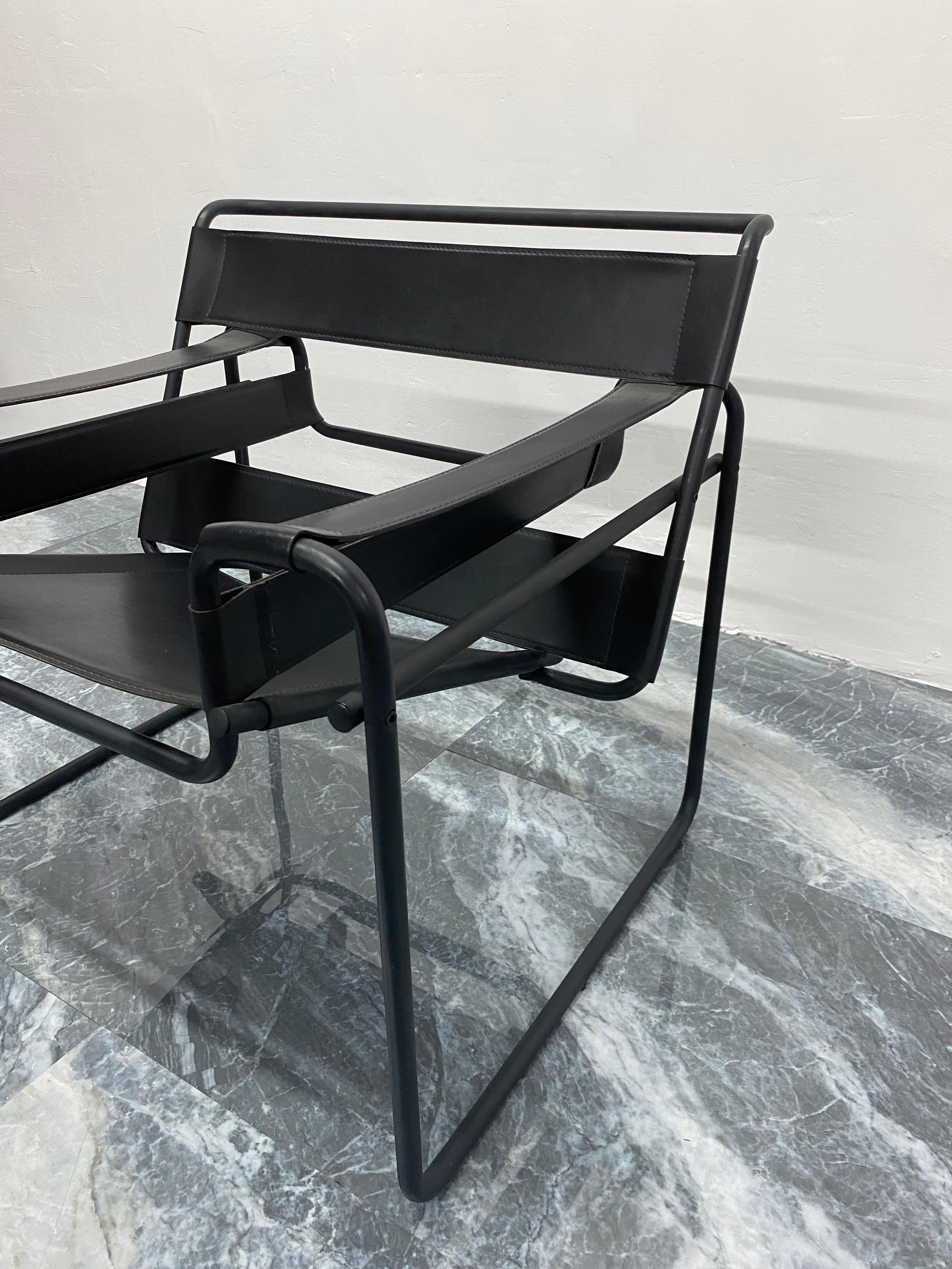 Chaise « Wassily » de style Marcel Breuer en cuir noir et cadre noir mat en vente 3