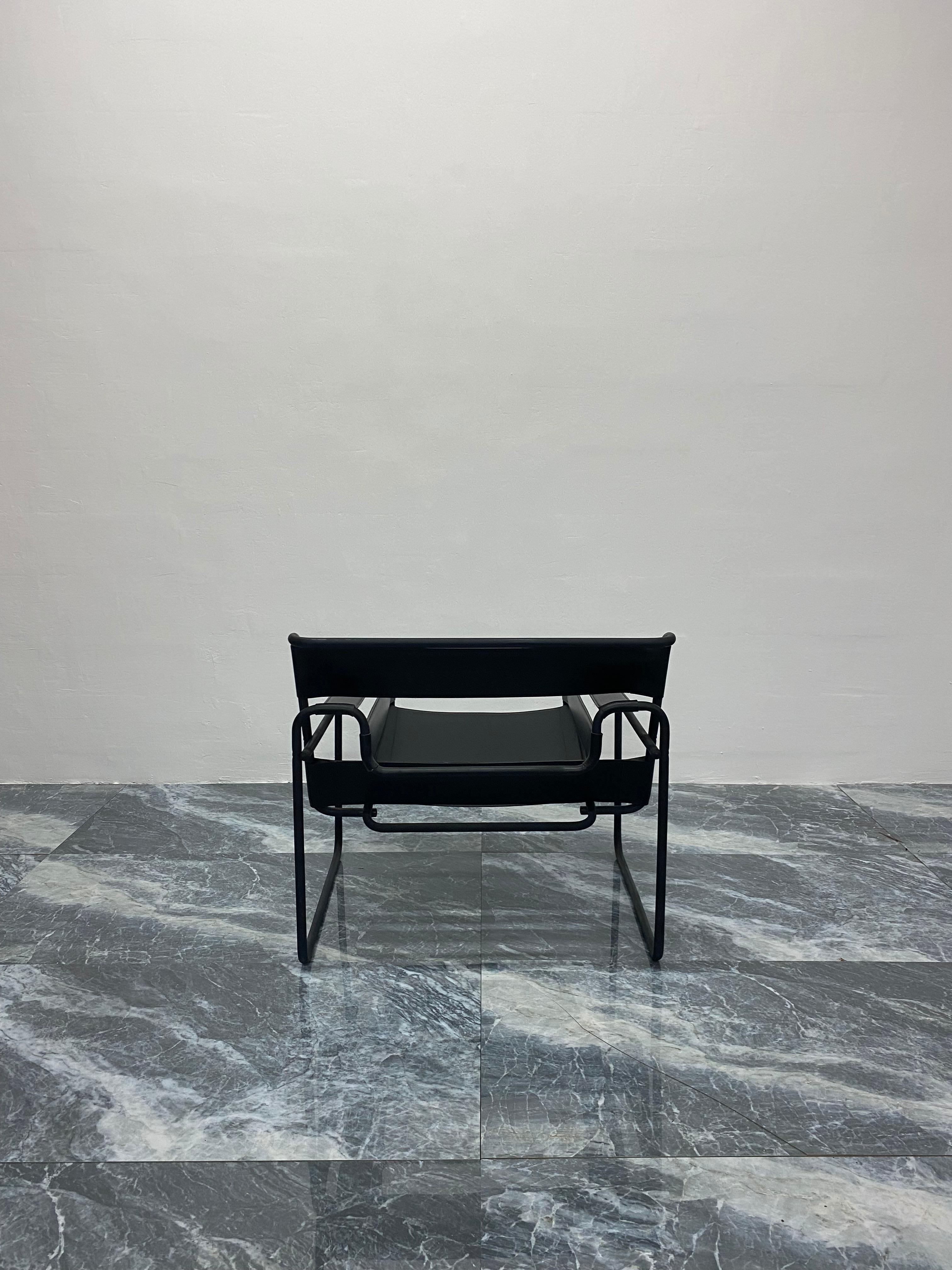 italien Chaise « Wassily » de style Marcel Breuer en cuir noir et cadre noir mat en vente