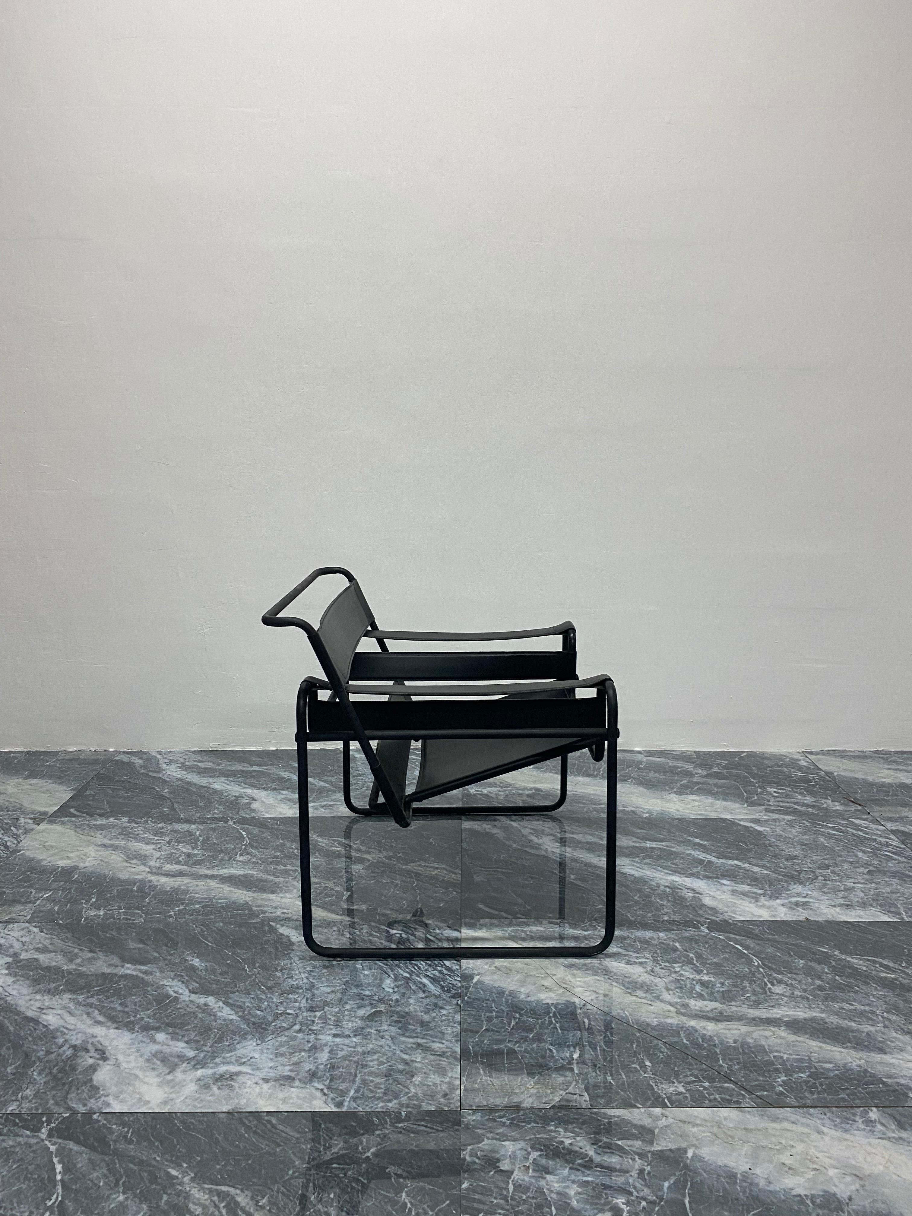 Chaise « Wassily » de style Marcel Breuer en cuir noir et cadre noir mat Bon état - En vente à Miami, FL