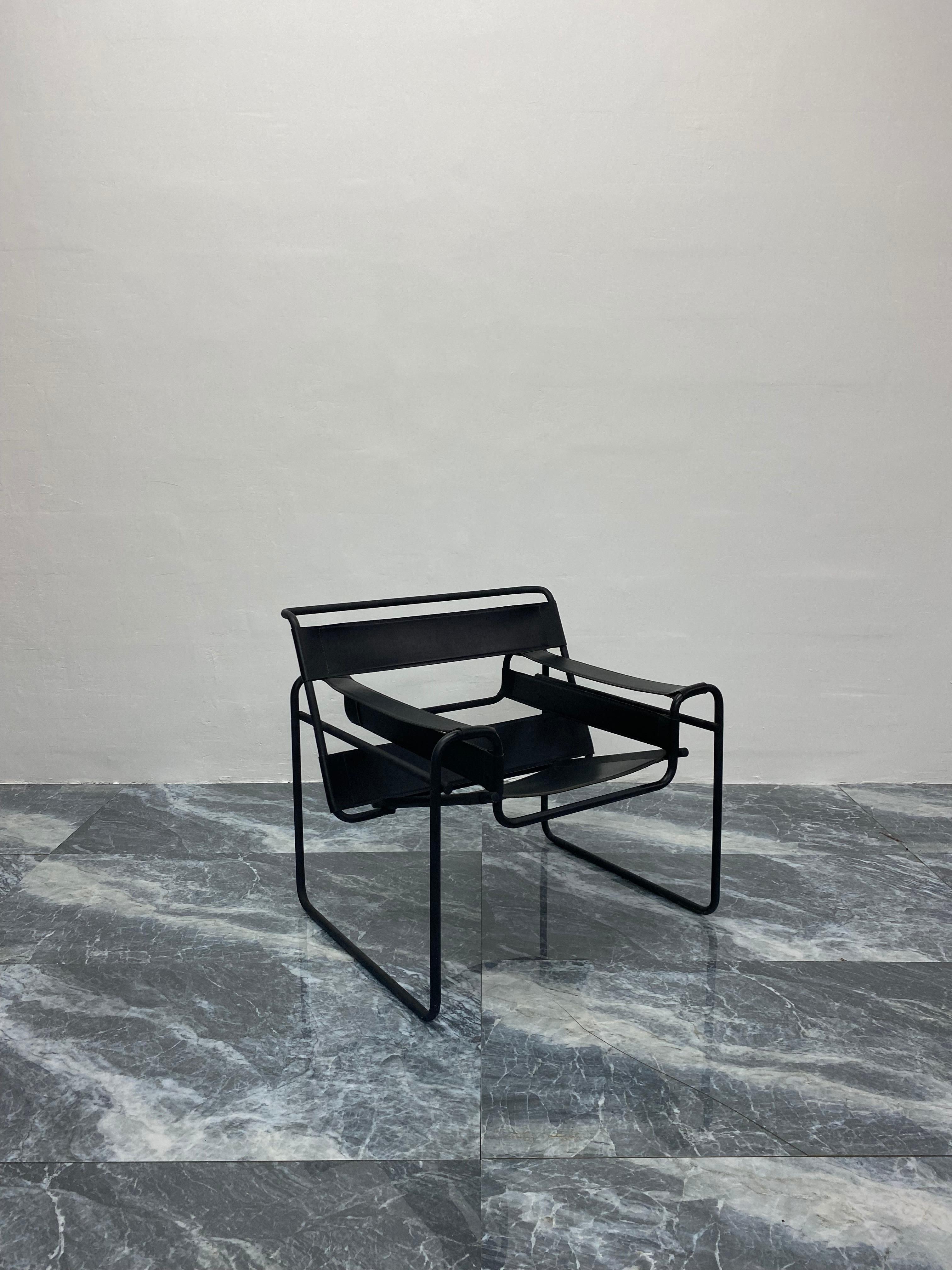 20ième siècle Chaise « Wassily » de style Marcel Breuer en cuir noir et cadre noir mat en vente