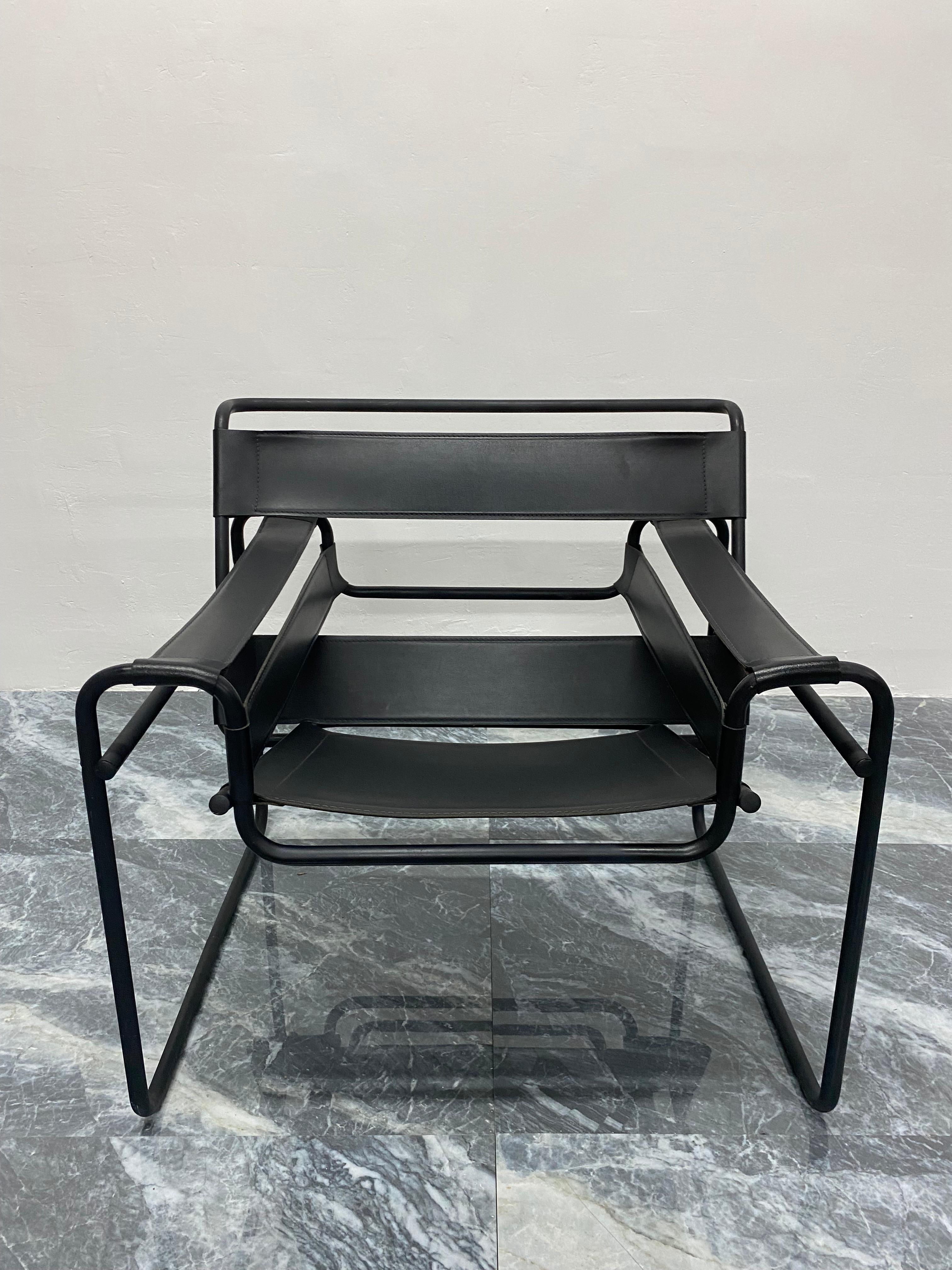 Acier Chaise « Wassily » de style Marcel Breuer en cuir noir et cadre noir mat en vente