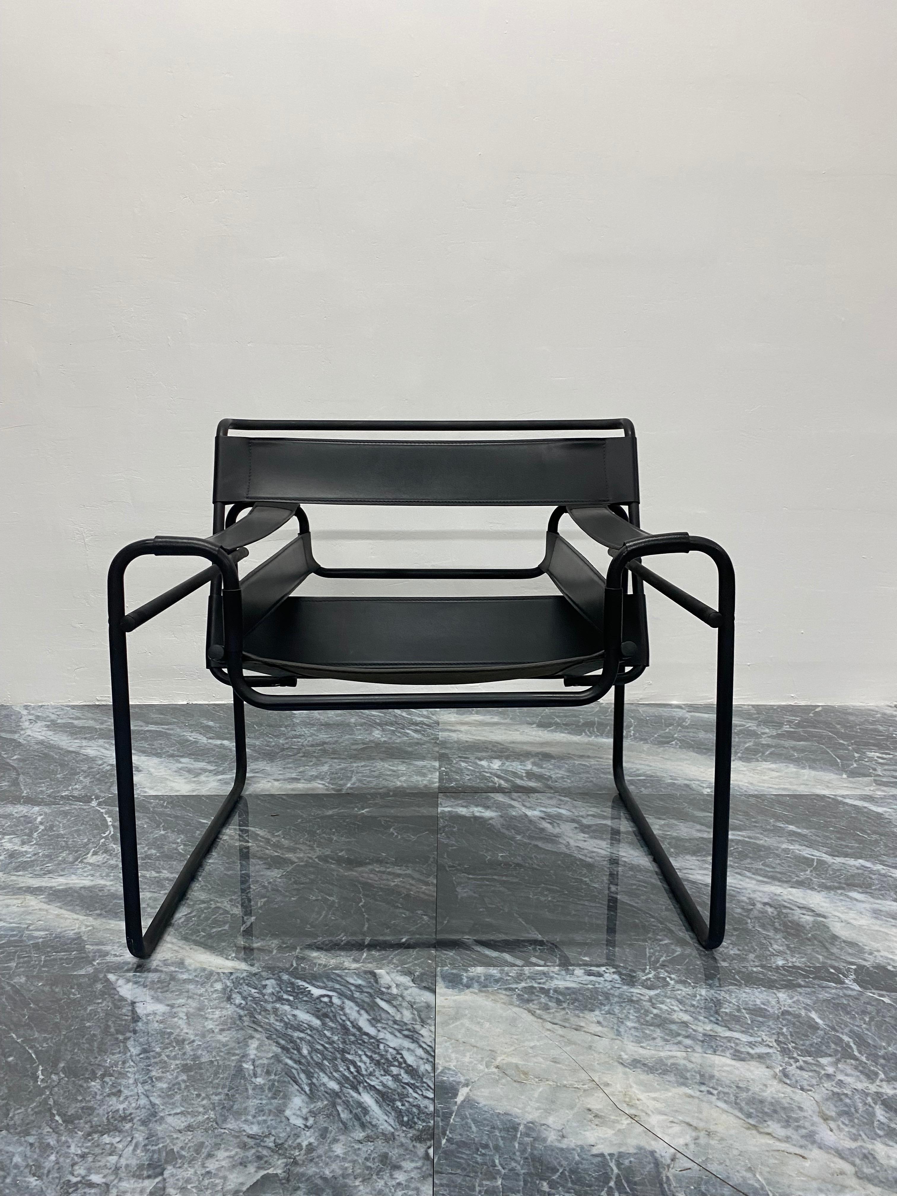 Chaise « Wassily » de style Marcel Breuer en cuir noir et cadre noir mat en vente 1