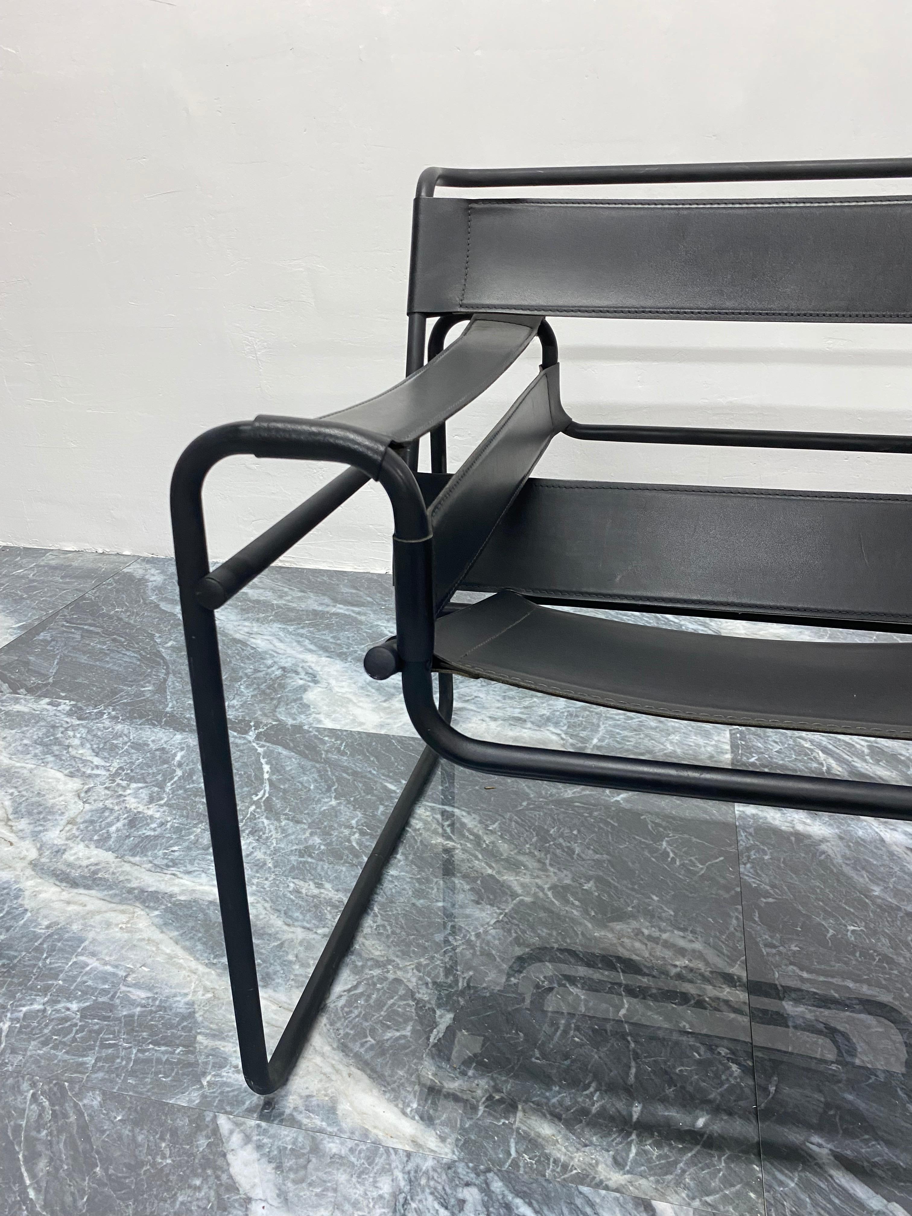 Chaise « Wassily » de style Marcel Breuer en cuir noir et cadre noir mat en vente 2