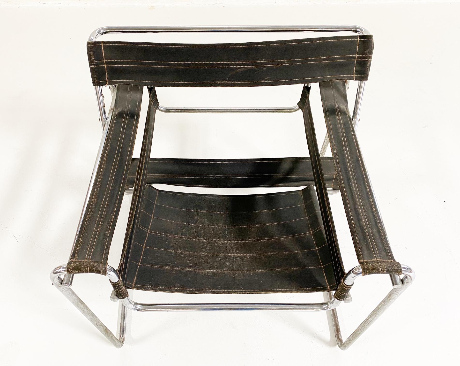Dies ist eine frühe Wassily-Ausgabe des Berliner Herstellers Standard-Möbel. Es weist die originale schwarze Eisengarn-Leinwand auf. Ein wahrhaft ikonisches Design, das einen Platz in einem Museum verdient hätte.

Vorbild für diesen Sessel ist der