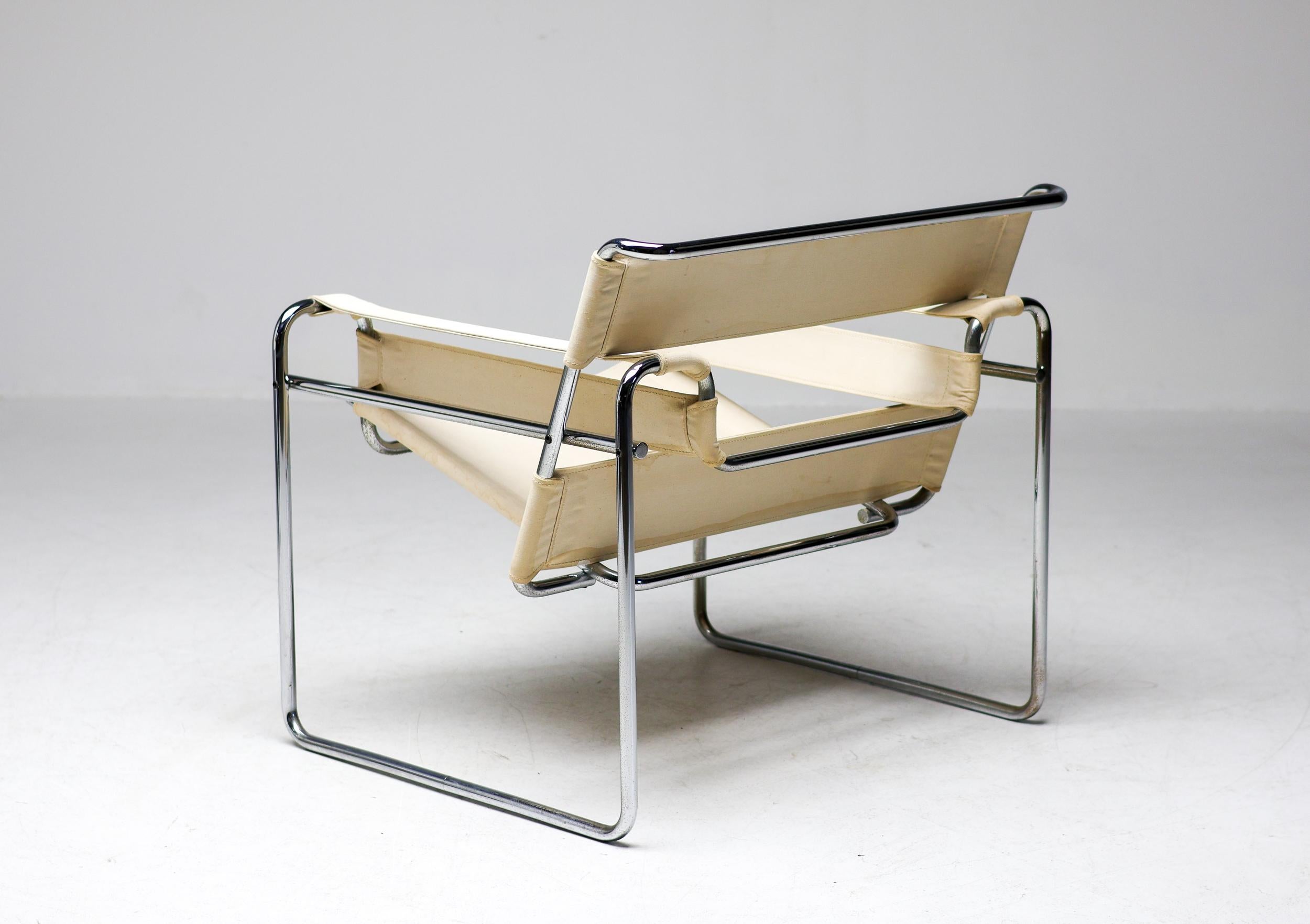 Chaise blanche Wassily conçue par Marcel Breuer, vers 1925.  Fabriqué vers 1960 par Gavina, Italie. 
Fabriqué en toile blanc cassé avec un cadre en acier tubulaire chromé. 
Merveilleux état d'origine avec patine d'ancienneté.

Le modèle de cette
