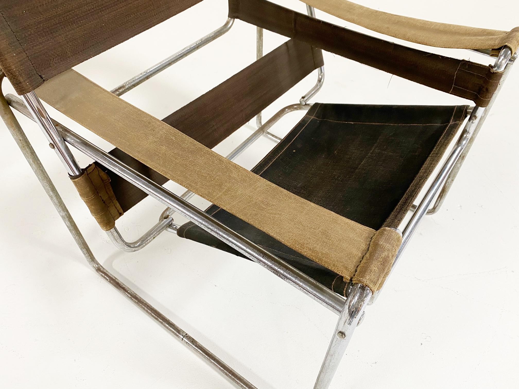 Dies ist eine frühe Wassily-Ausgabe des Berliner Herstellers Standard-Möbel. Es weist die originale armeegrüne Eisengarn-Leinwand auf. Ein wahrhaft ikonisches Design, das einen Platz in einem Museum verdient hätte.

Vorbild für diesen Sessel ist