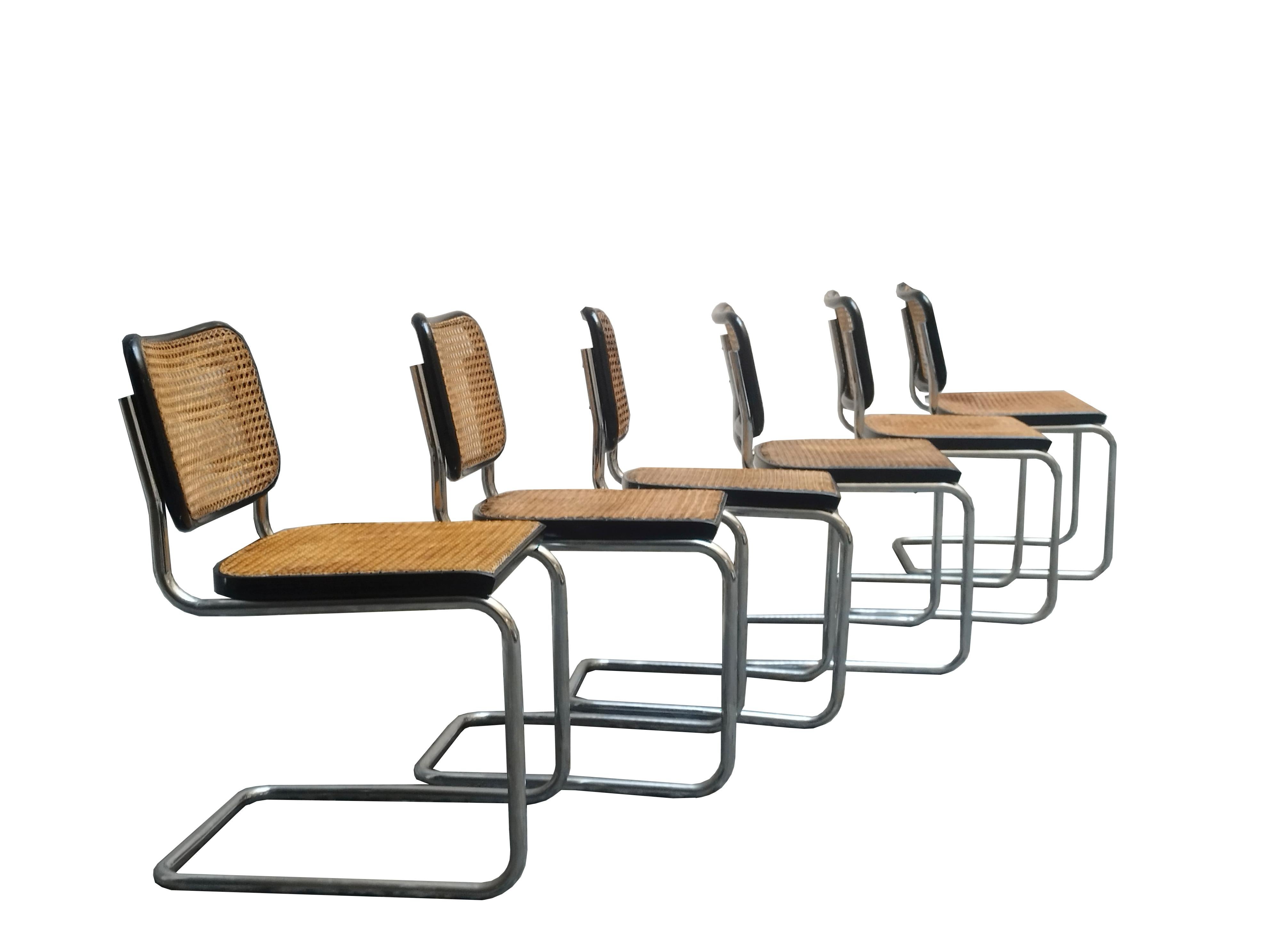 Satz von 6 Cesca-Stühlen, entworfen von Marcel Breuer, hergestellt von Gavina im Jahr 1960.
Die Stühle weisen leichte Gebrauchsspuren auf, die Sitze sind original Wiener Stroh.
Die Verbindung von Wiener Stroh und Metallrohr, von Tradition und