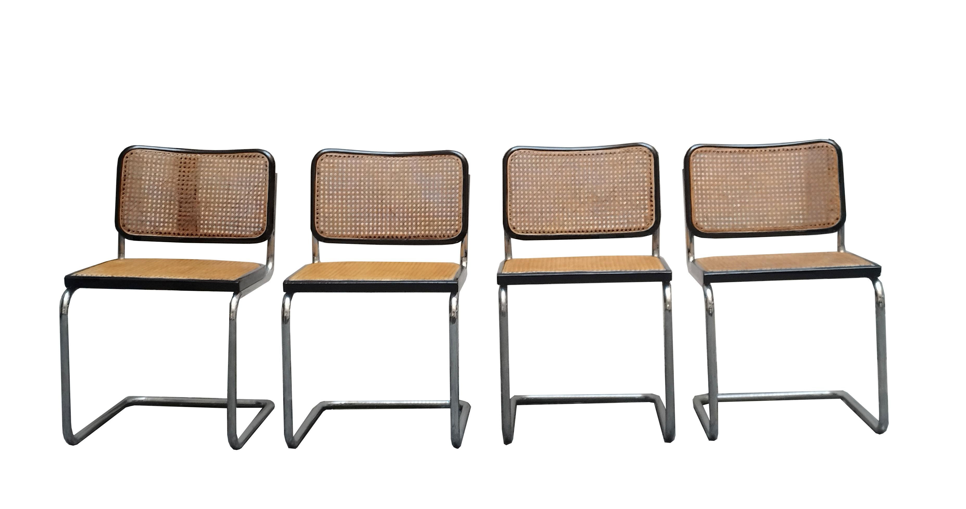 Groupe de quatre chaises Mod. Cesca par Marcel Lajos Breuer pour Gavina - Italie - avec étiquette d'origine.
Dossier en noyer, structure tubulaire en acier chromé et paille de Vienne. La chaise Cesca de Breuer a traversé toute l'histoire du design