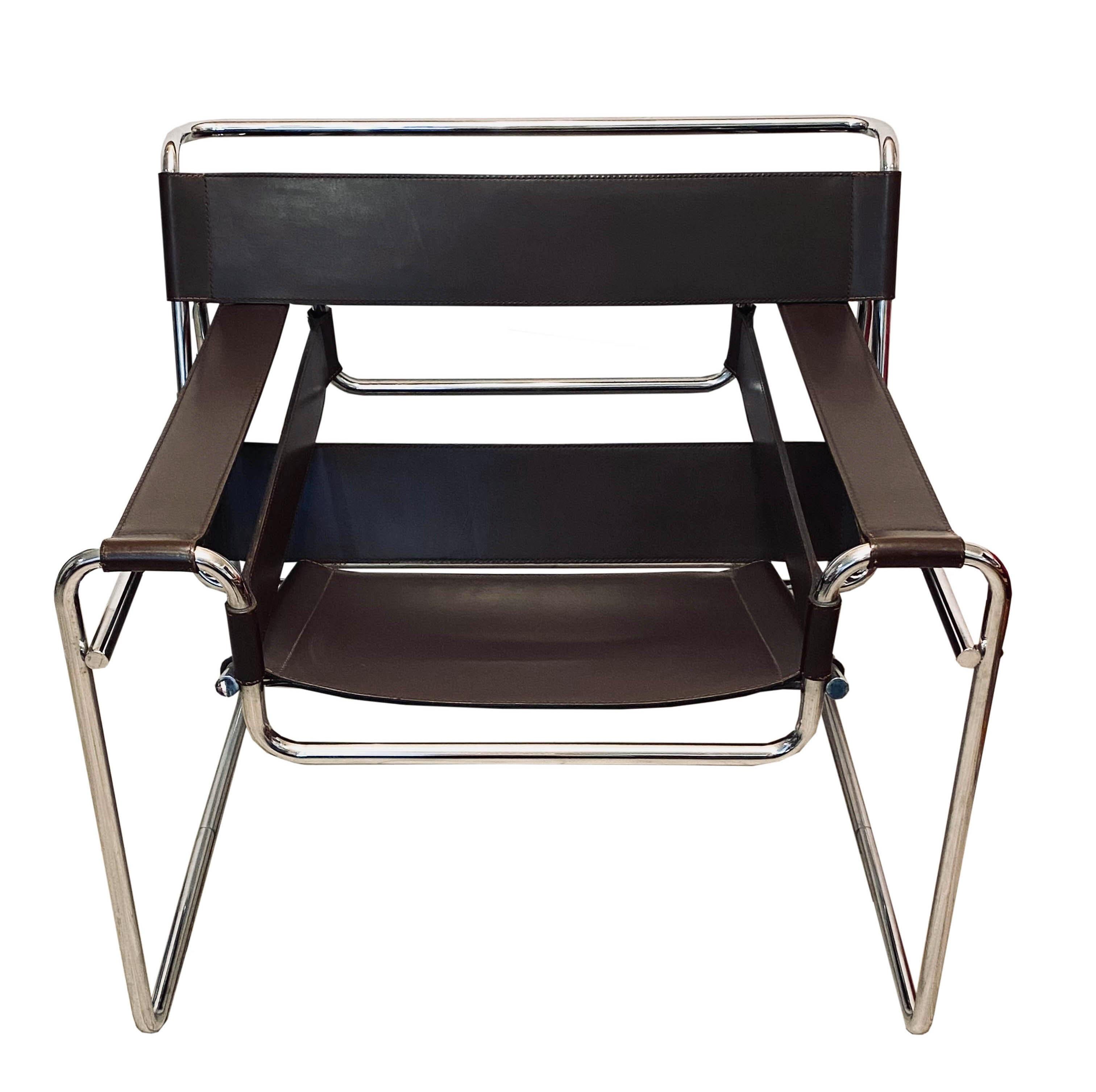 Fauteuil italien du milieu du siècle Wassily B3 en cuir brun par Breuer pour Gavina, 1960. Chaise de salon Wassily également connue sous le nom de modèle B 3, avec assise rectangulaire en cuir brun foncé et structure tubulaire en acier chromé.