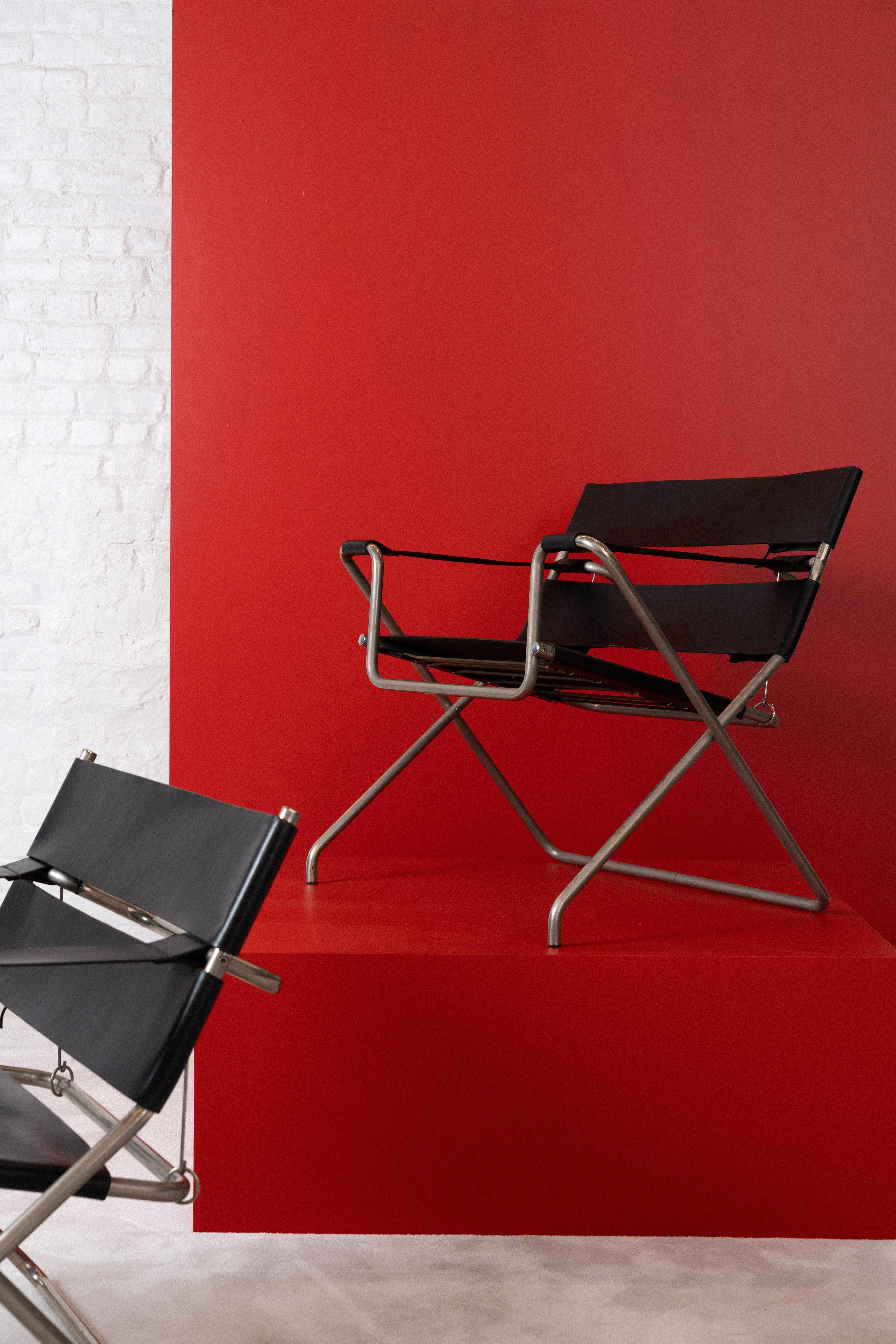 La silla D4 fue creada por el arquitecto húngaro Marcel Breuer en 1927. Esta icónica pieza destaca por su innovador uso del acero tubular curvado, un material pionero en el diseño de muebles de la época. El diseño plegable de la silla, caracterizado
