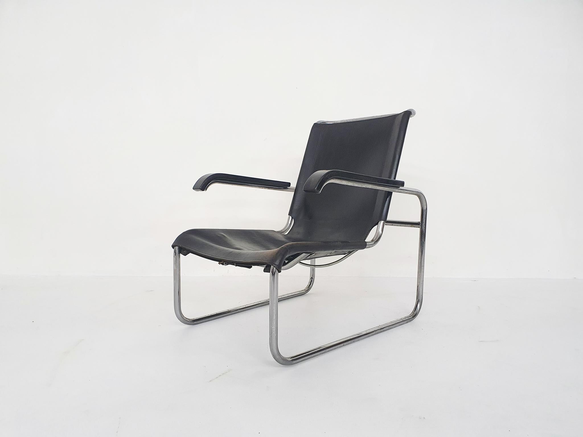 Tubular lounge chair with black leather upholstery by Thonet. The seating can be adjusted with the leather belts underneath.
The design is from the 1930's, this model is produced in the 1970's
The frame has some rust and the leather has some
