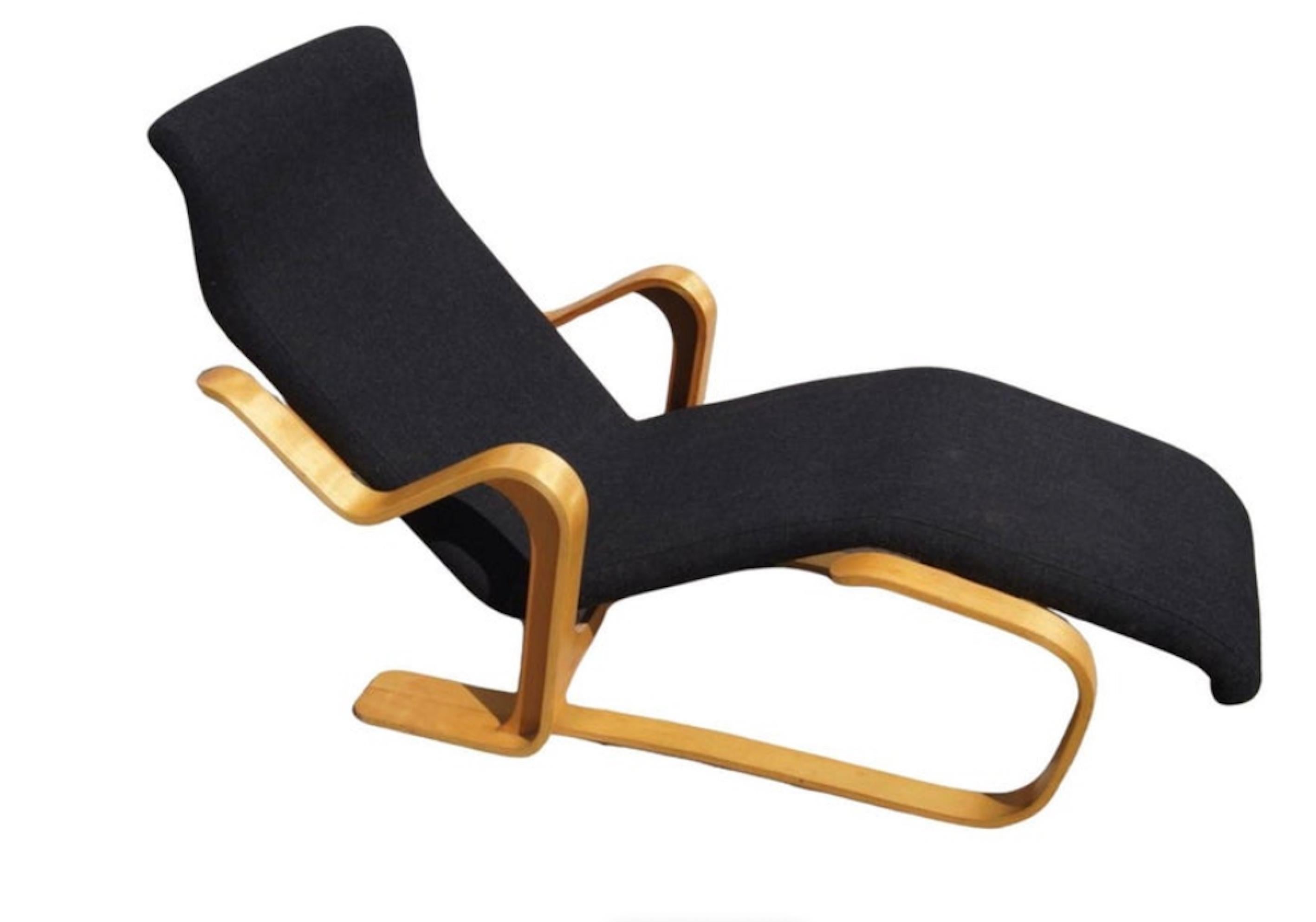 One of the most iconic and elegant chaise longues in the history of design, conceived in the 1930s by the great architect and designer Marcel Breuer for the newly founded English company Isokon Forniture Company.

This model, reissued by Knoll in