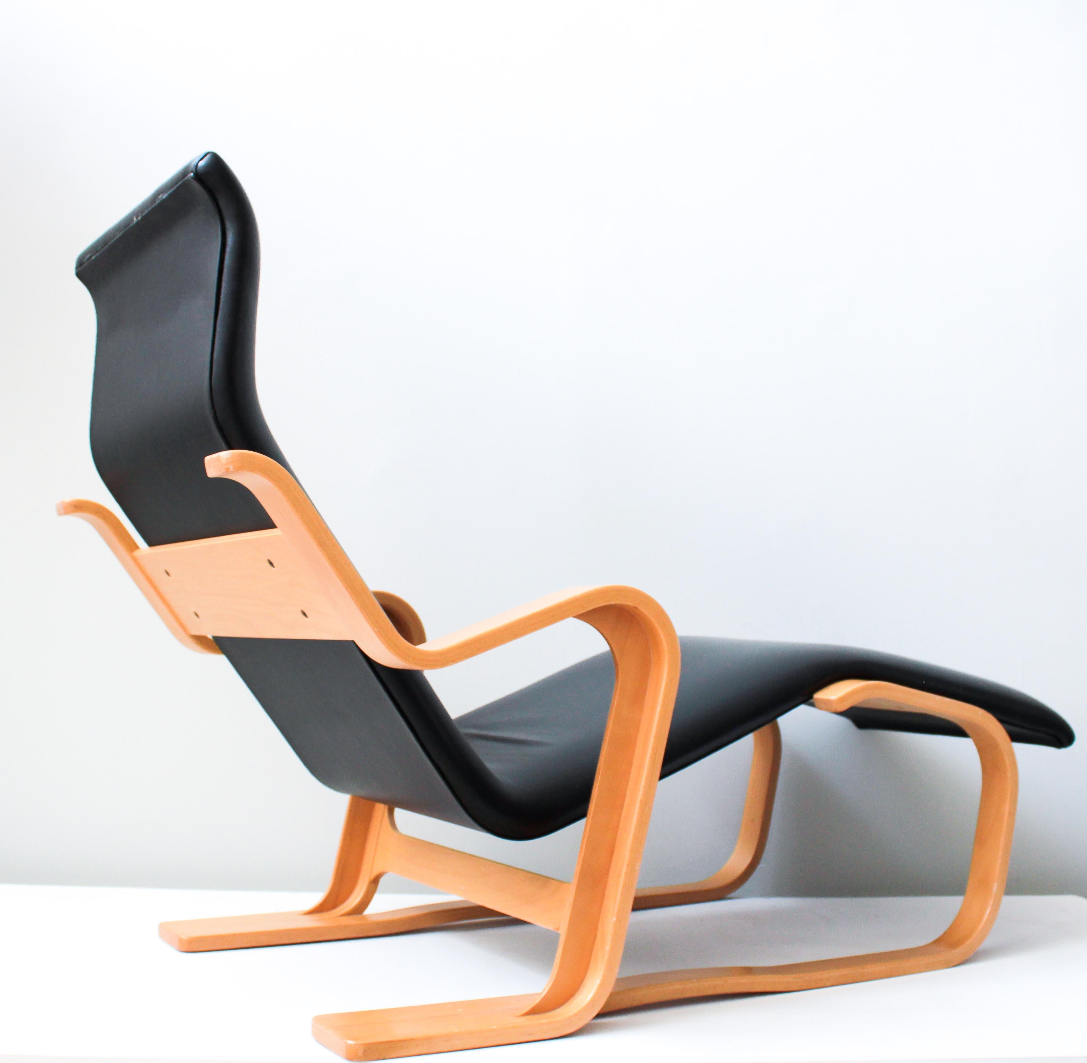 Marcel Breuer a créé des meubles innovants en bois courbé. Cette chaise longue est considérée comme l'une des pièces les plus importantes de son époque. Elle a été conçue à l'origine pour Isokon England en 1935-36, mais rééditée par le Studio Knoll