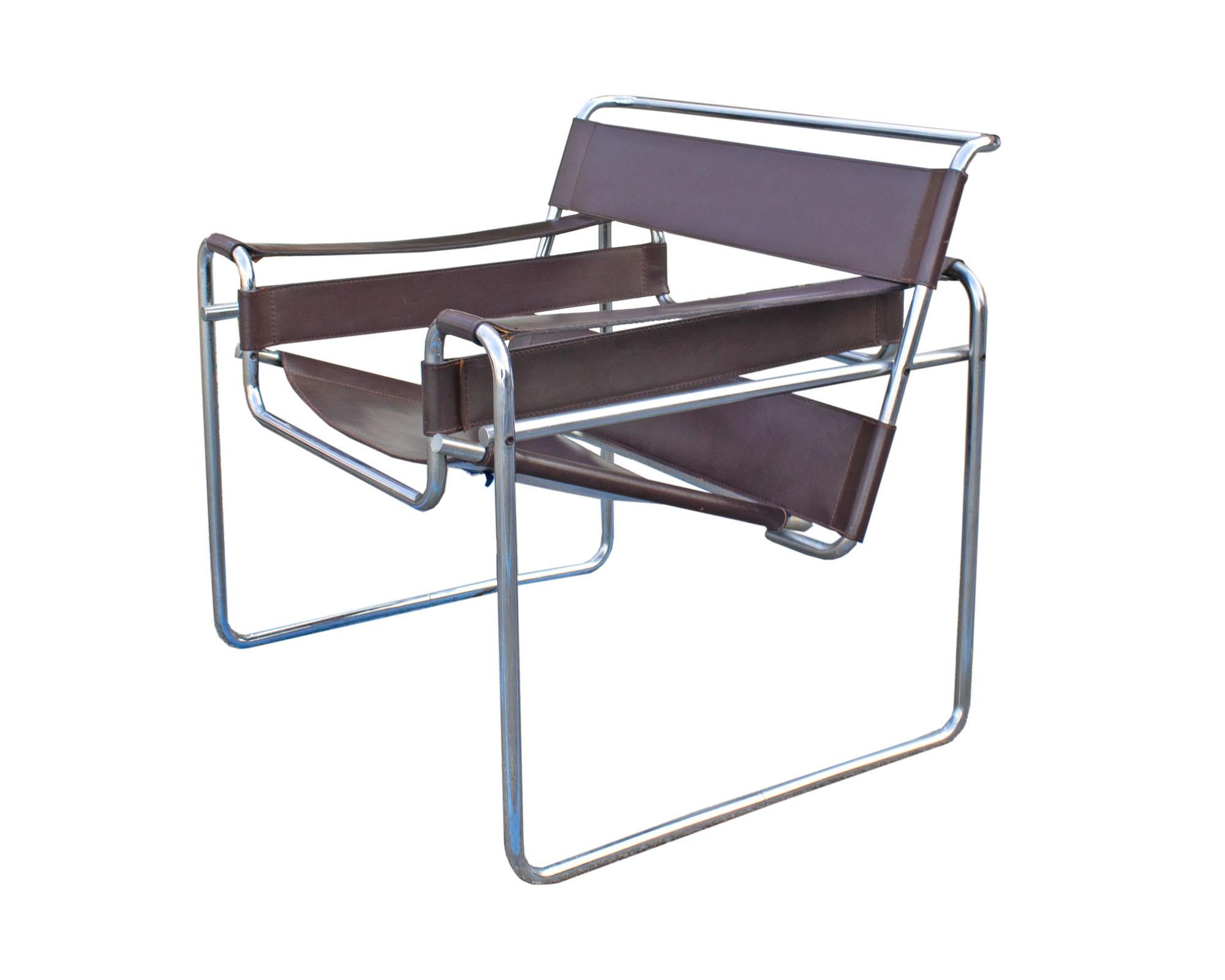 Chaise Wassily vintage en cuir marron et chrome, conçue par l'architecte et designer de meubles hongrois Marcel Breuer (1902-1981) pour Knoll. Composée d'une structure tubulaire chromée avec des sangles en cuir marron positionnées pour une assise