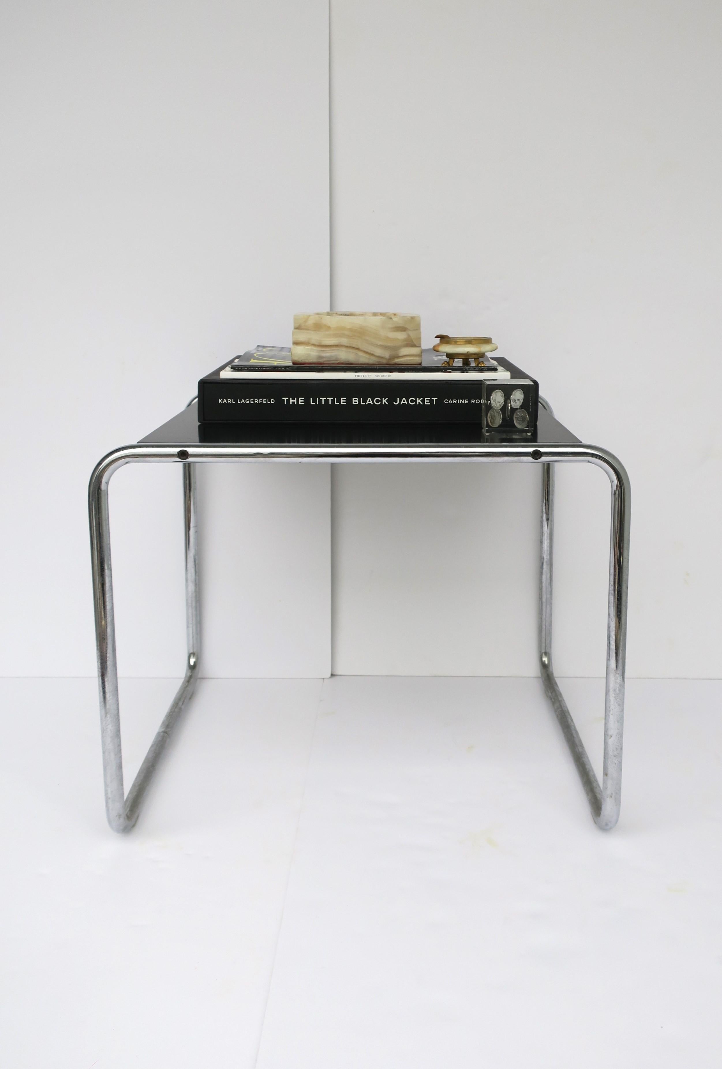 italien Table d'appoint Marcel Breuer Laccio pour Knoll Studio Chrome et noir Bauhaus en vente