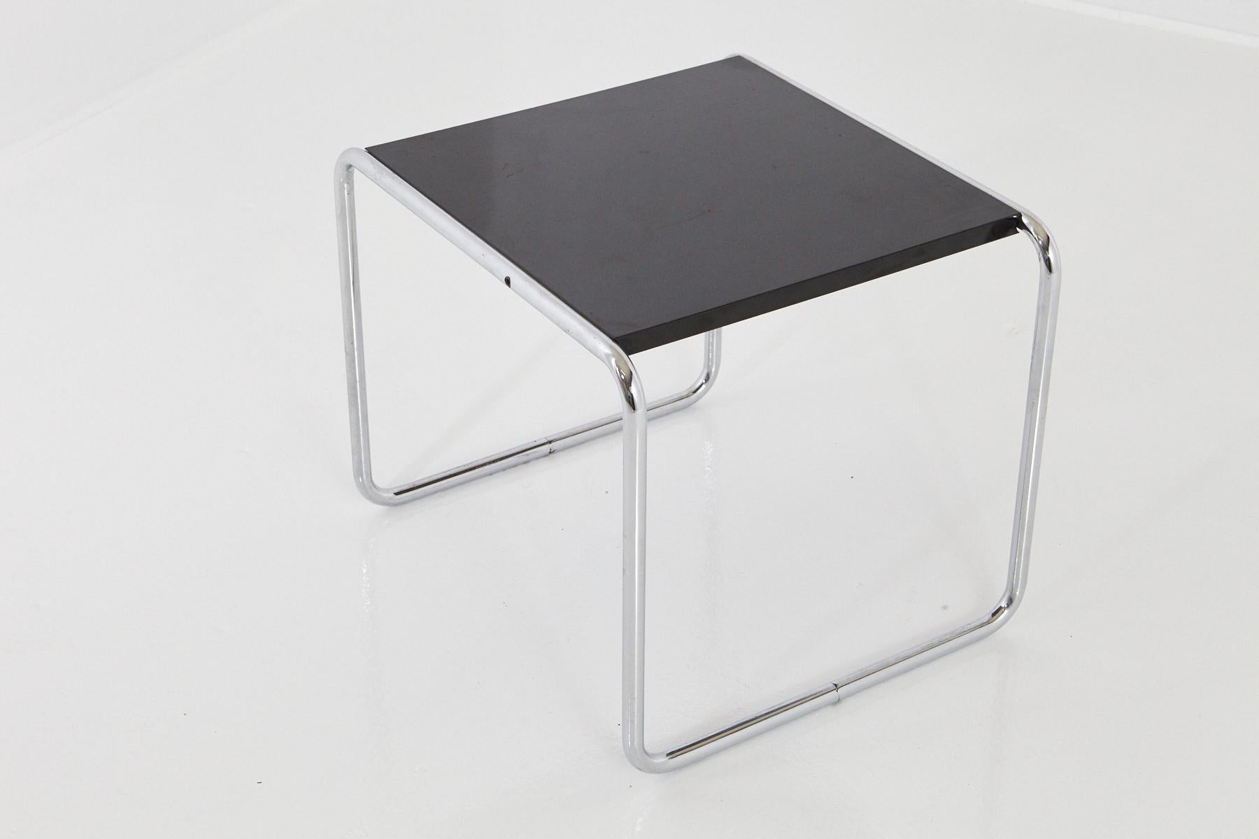 Marcel Breuer 'Laccio' modern side table, the top in black laminate with an MDF core and mounted on a chromed tubular steel frame.
The table dates probably from the 1970s or 1980s. The black laminate in that form doesn't exist anymore, on the