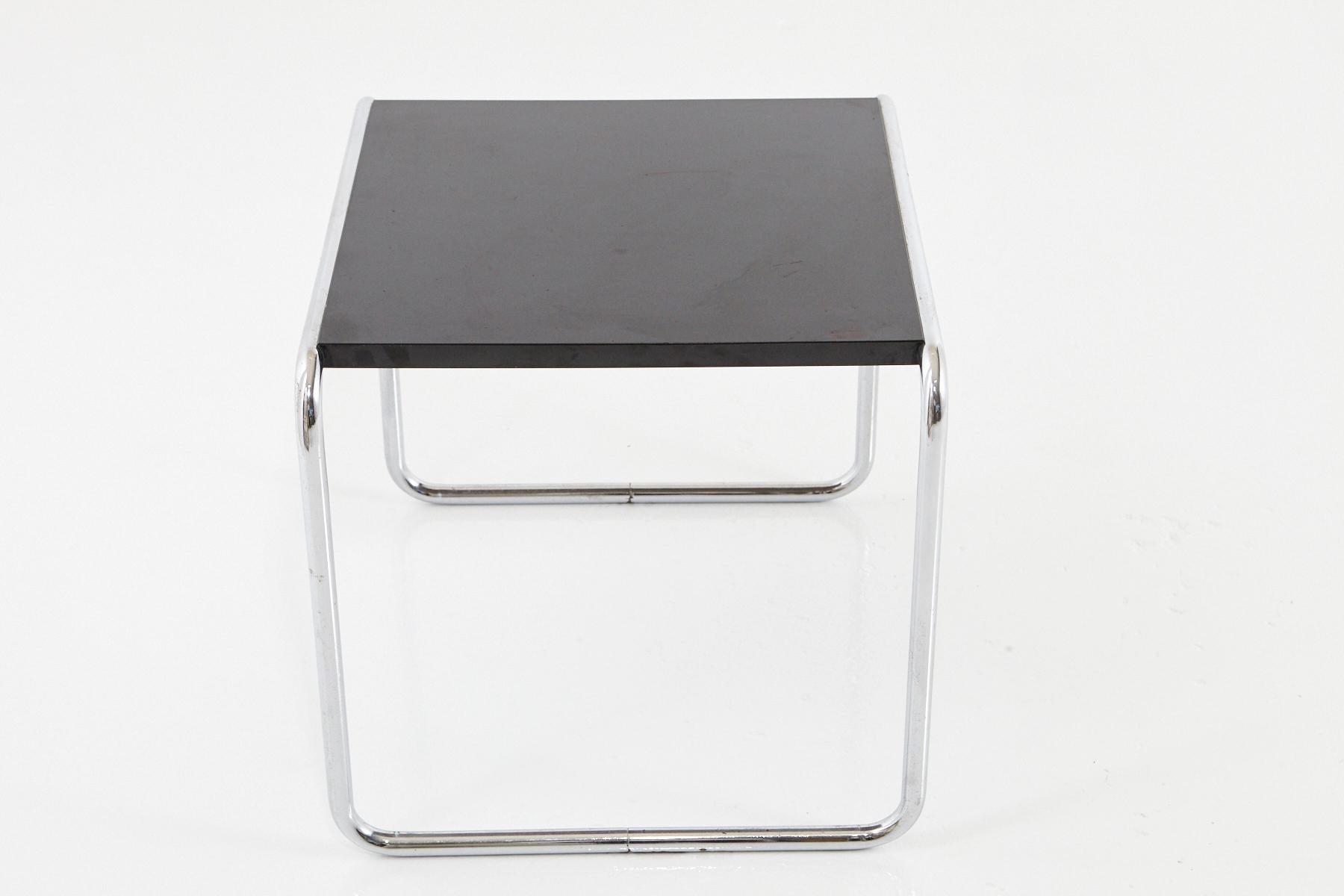American Marcel Breuer, Laccio Side Table Black Laminated Top with Tubular Chromed Base For Sale
