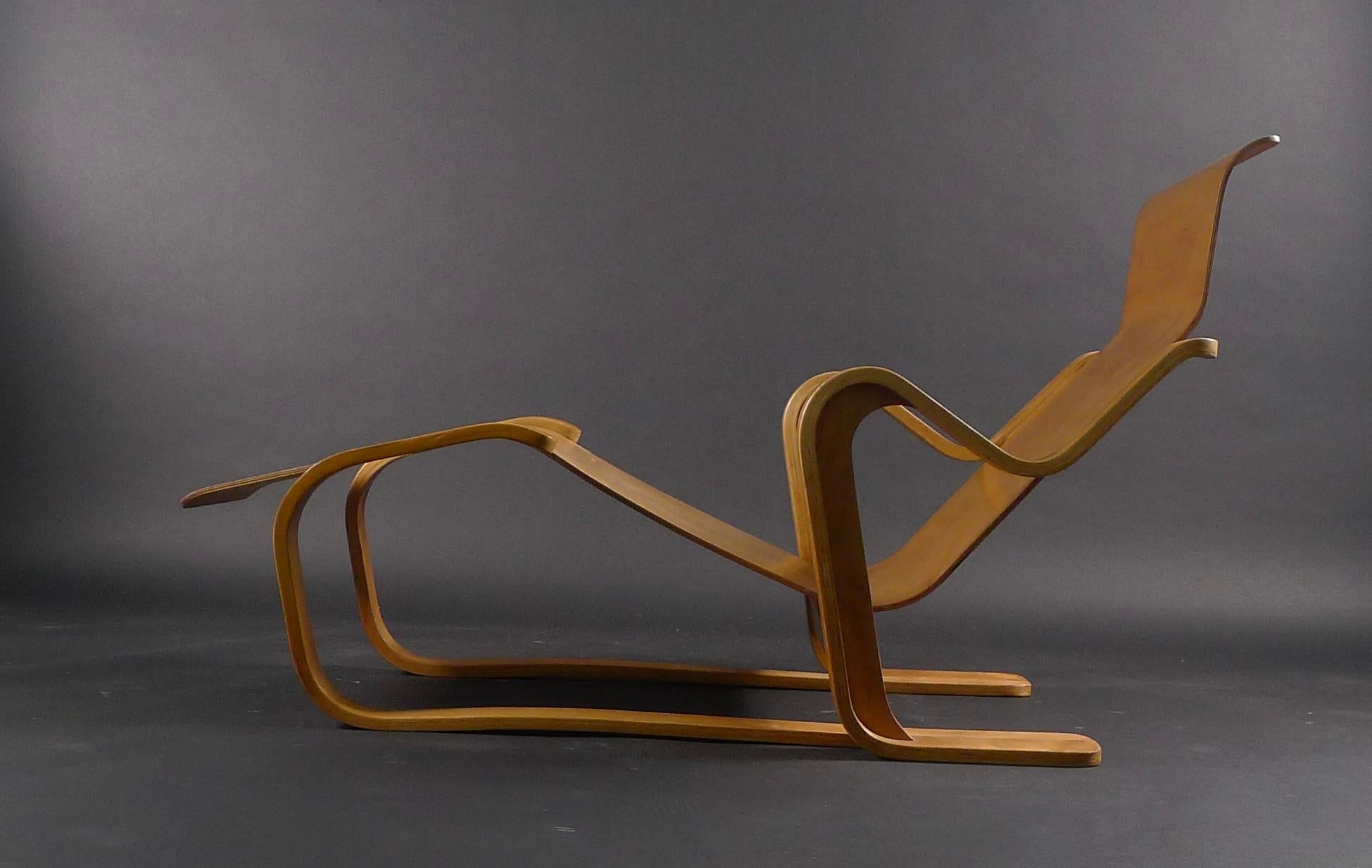 Marcel Breuer (1902 - 1981), Long Chair, designed 1935-1936, in laminated birch plywood

This is an early example of the model produced by Isokon Furniture Company Ltd, London. Later versions are covered, but the early editions were completely