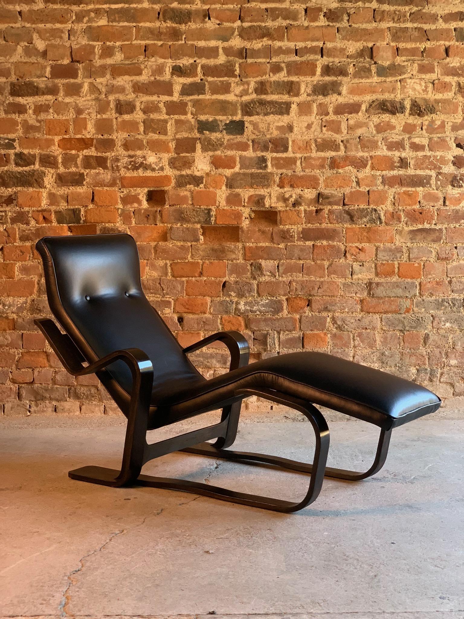 Marcel Breuer Long Chair Chaise Lounge by Isokon, circa 1970 Bauhaus Midcentury 1