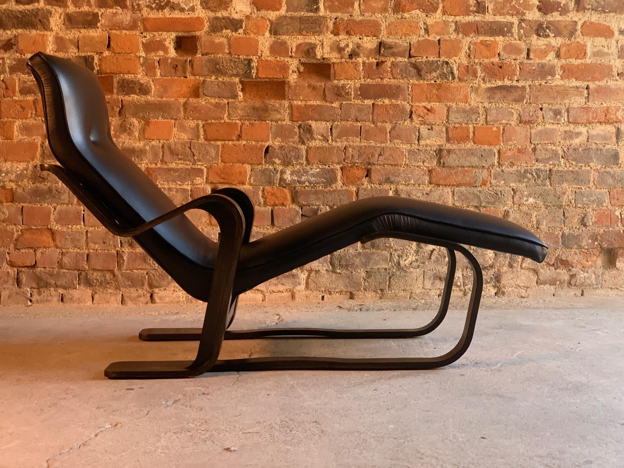 Marcel Breuer Long Chair Chaise Lounge by Isokon, circa 1970 Bauhaus Midcentury 3