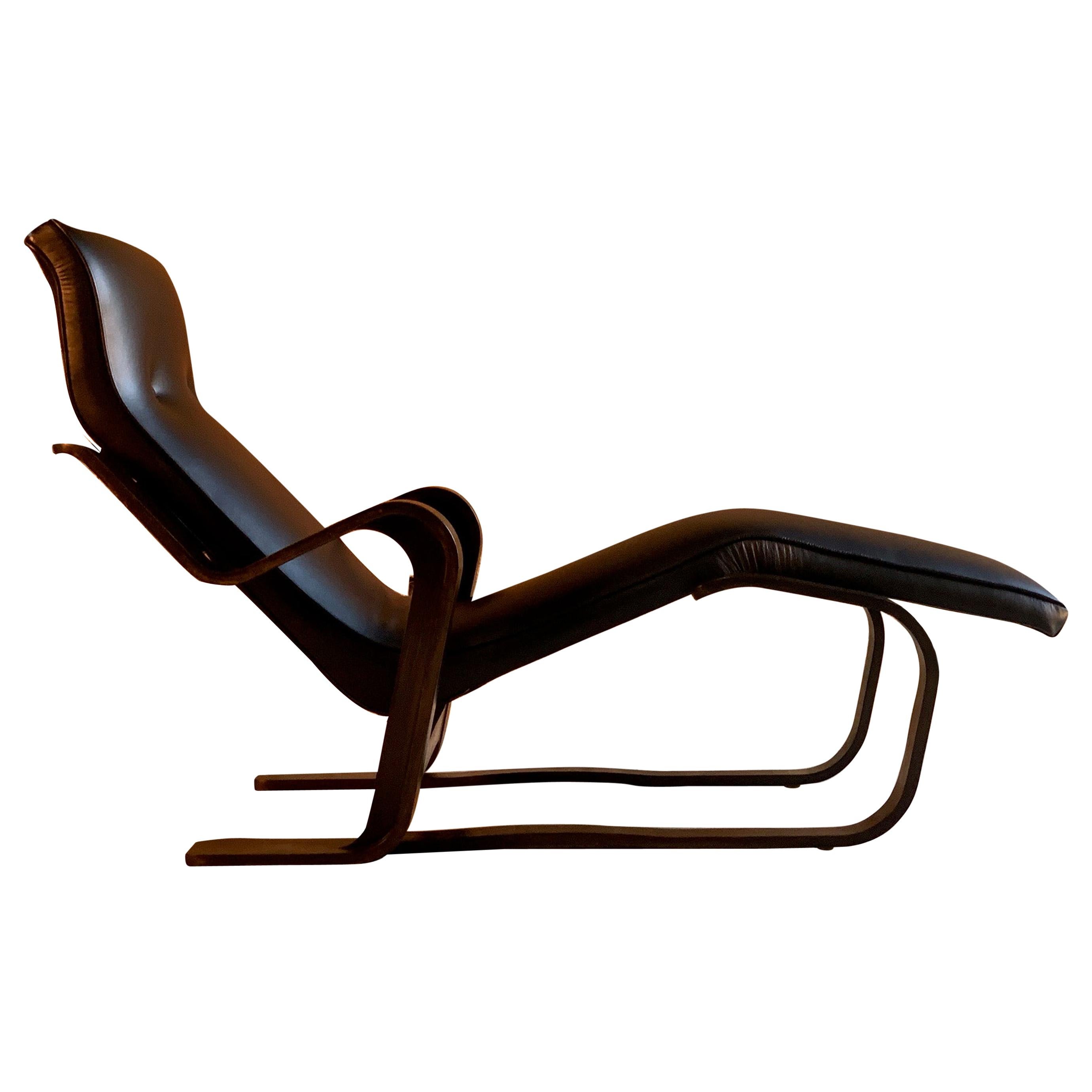 Marcel Breuer long chair chaise lounge attributed to Isokon, circa 1970 Bauhaus

Marcel Breuer 'Long Chair' ebonized bent ply with black leather seat pad by Isokon circa 1970s, the ‘Long chair’, with its bent frame of laminated birch wood