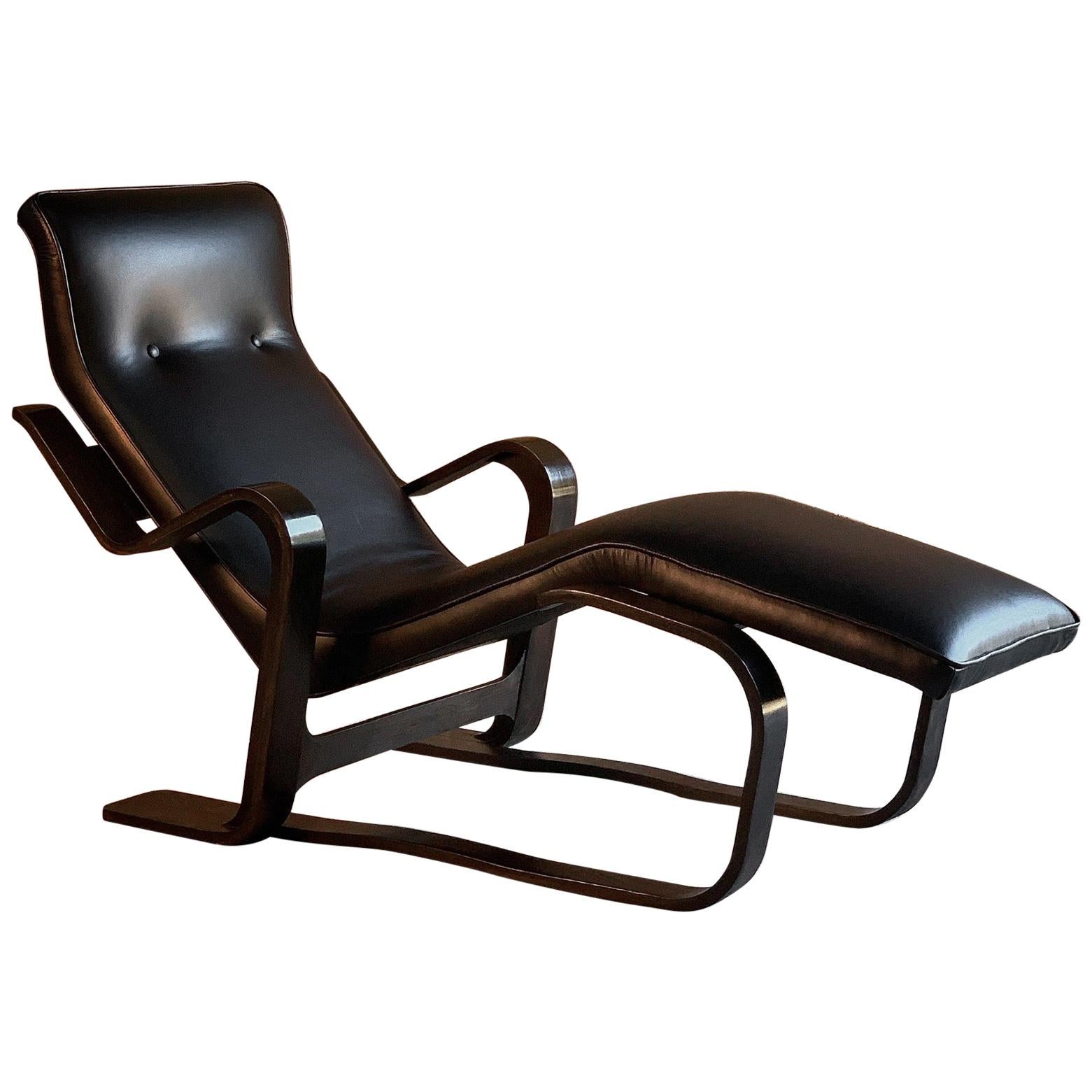 Marcel Breuer long chair chaise lounge attributed to Isokon, circa 1970 Bauhaus

Marcel Breuer 'Long Chair' ebonized bent ply with black leather seat pad by Isokon circa 1970s, the ‘Long chair’, with its bent frame of laminated birch wood supporting