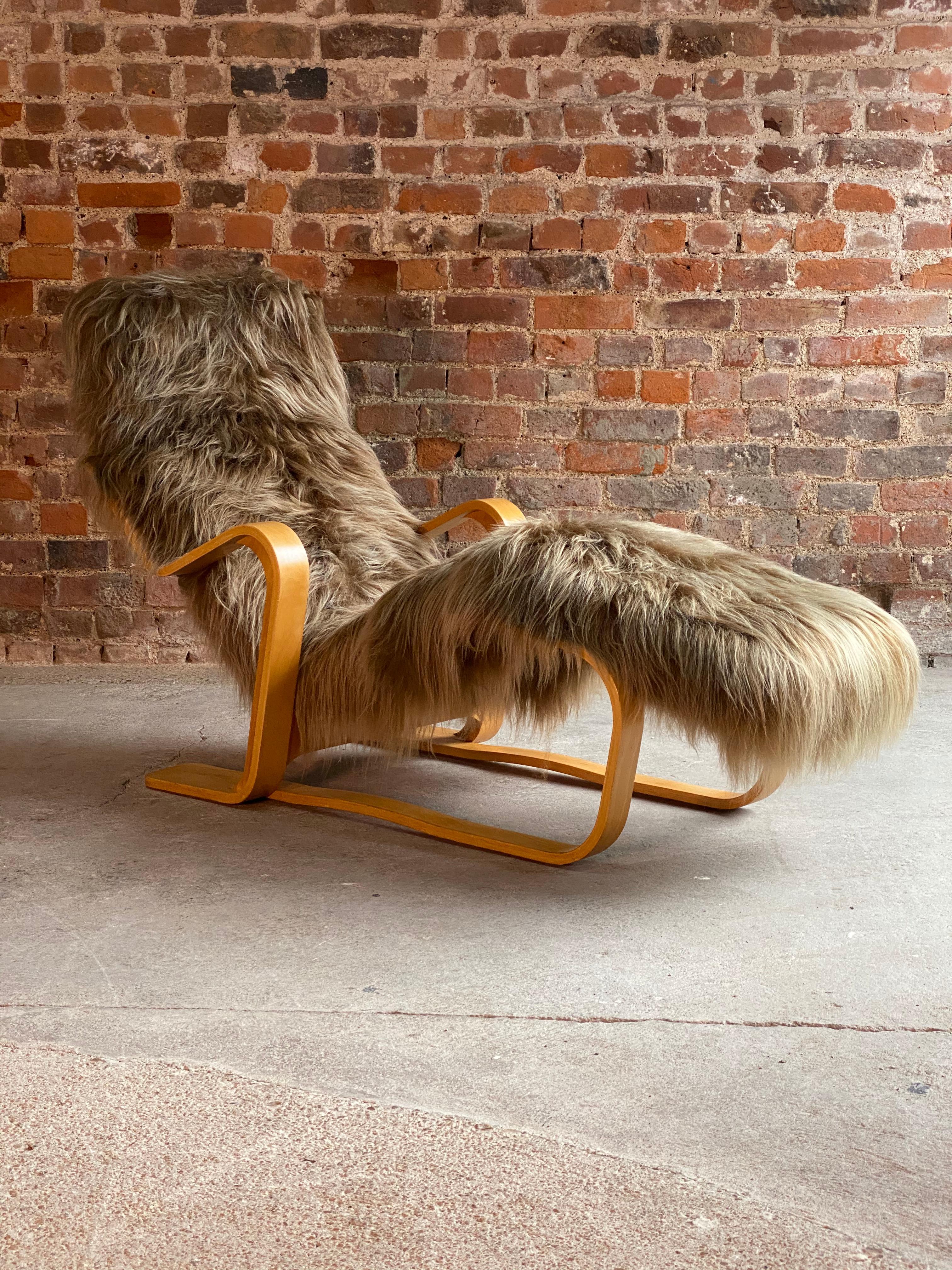 Marcel Breuer Long Chair in Icelandic Long Haired Sheepskin by Isokon circa 1970 In Excellent Condition In Longdon, Tewkesbury