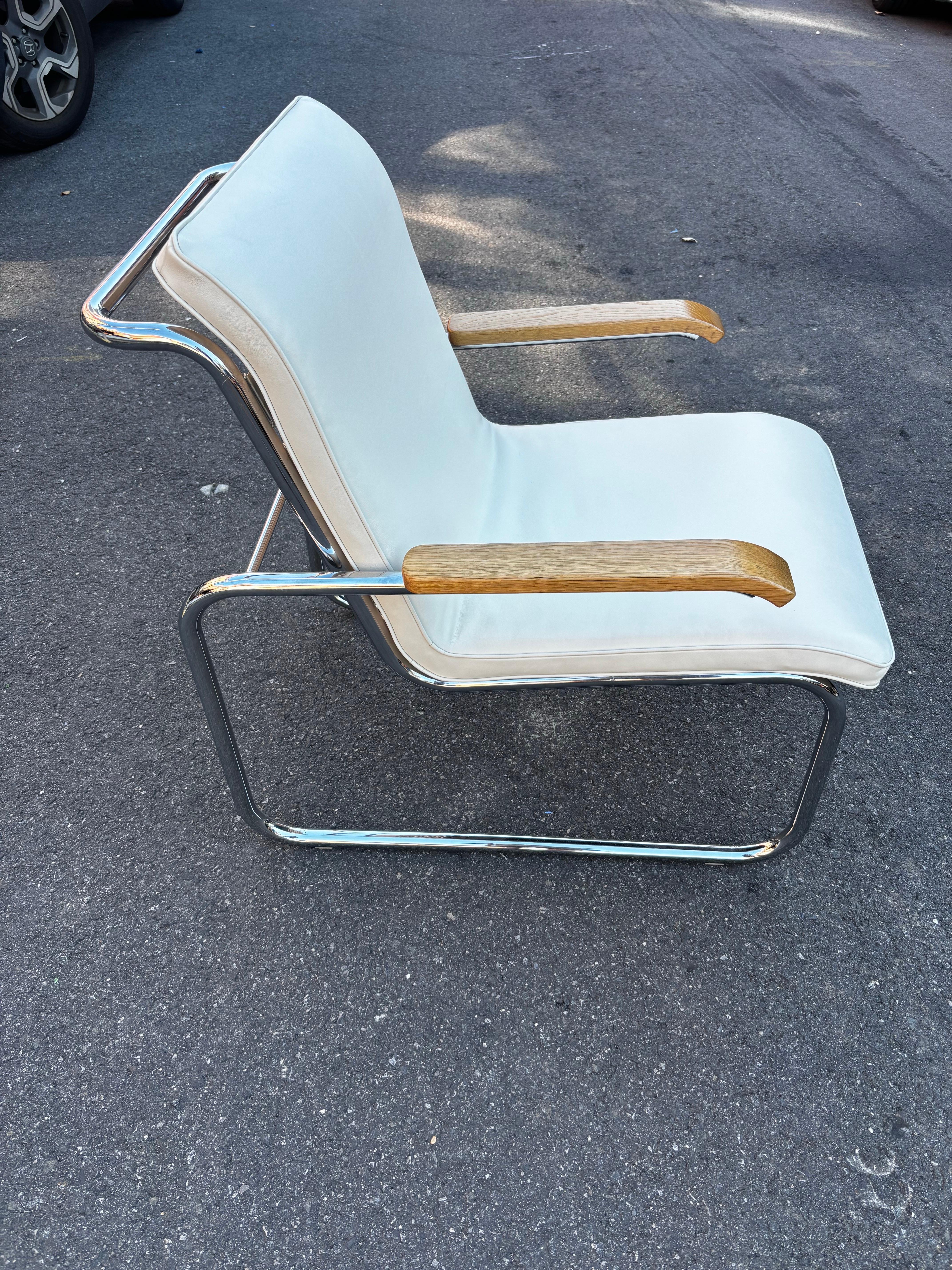 La sedia da salotto MB Breuer, praticamente nuova, è in pelle color avorio.  Come nuovo!  Comprato da un  Knoll Employee, condizioni pari al nuovo!!!!  Pad in pelle  con tessuto Knoll sul lato inferiore.