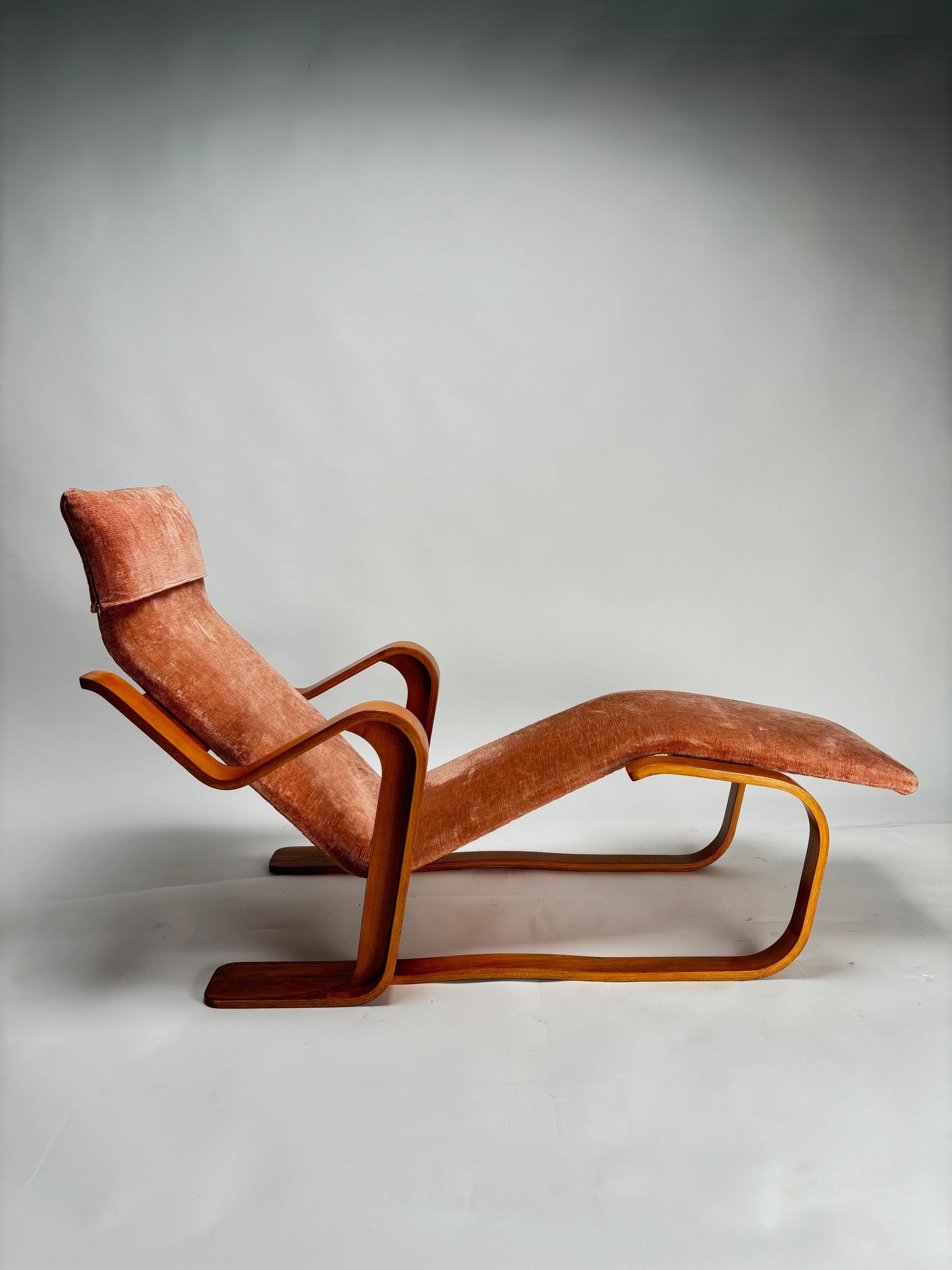 L'une des chaises longues les plus emblématiques et les plus élégantes de l'histoire du design, conçue dans les années 1930 par le grand architecte et designer Marcel Breuer pour la toute nouvelle société anglaise Isokon Forniture Company.

Ce