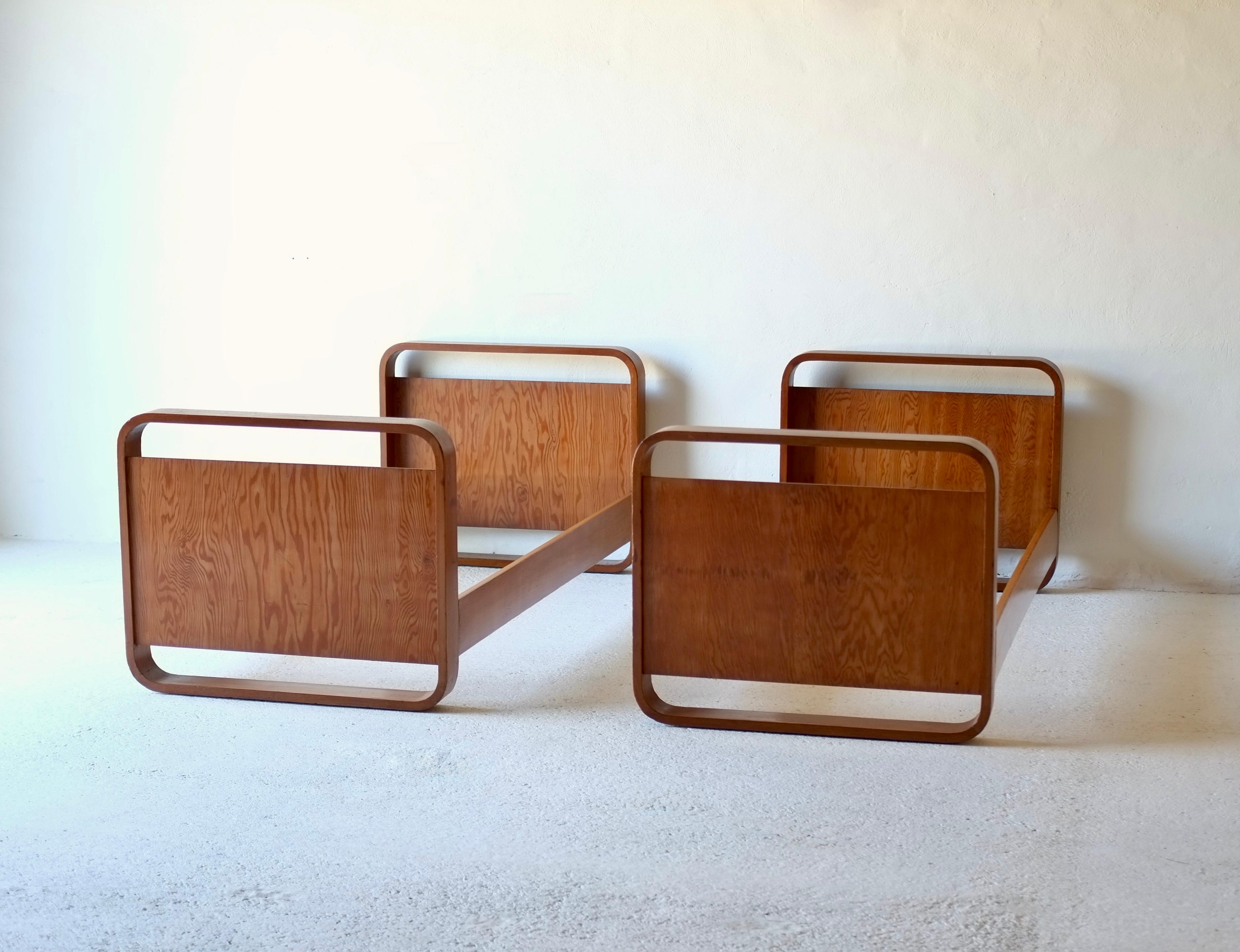 Paire de lits simples prototypes en pin de Colombie conçus par Marcel Breuer en 1935.

Produit par P.E. Gane LTD, Bristol, Royaume-Uni.

Matelas avec étiquette tissée 