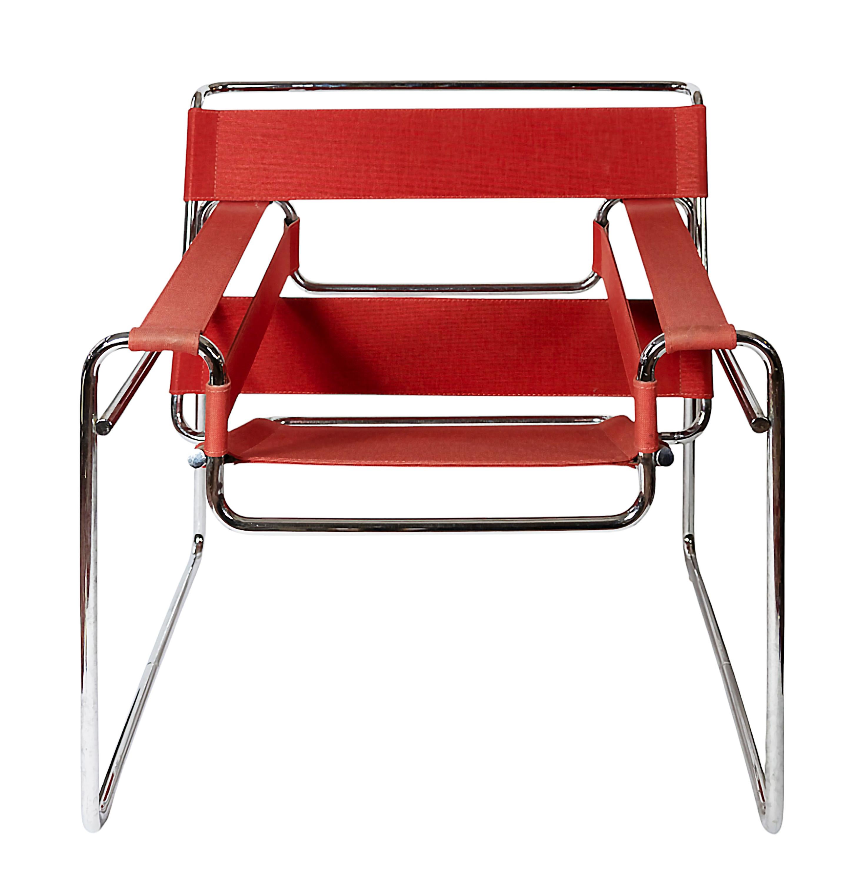 Sillón Wassily, diseñado por Marcel Breuer, hacia 1925.
En tapicería de lona roja, armazón de tubo de acero cromado.
Marcado/estampado en el marco de metal: KnollStudio con la firma de Marcel Breuer.
Etiquetada: KnollStudio E98B 2721.
Muy buen