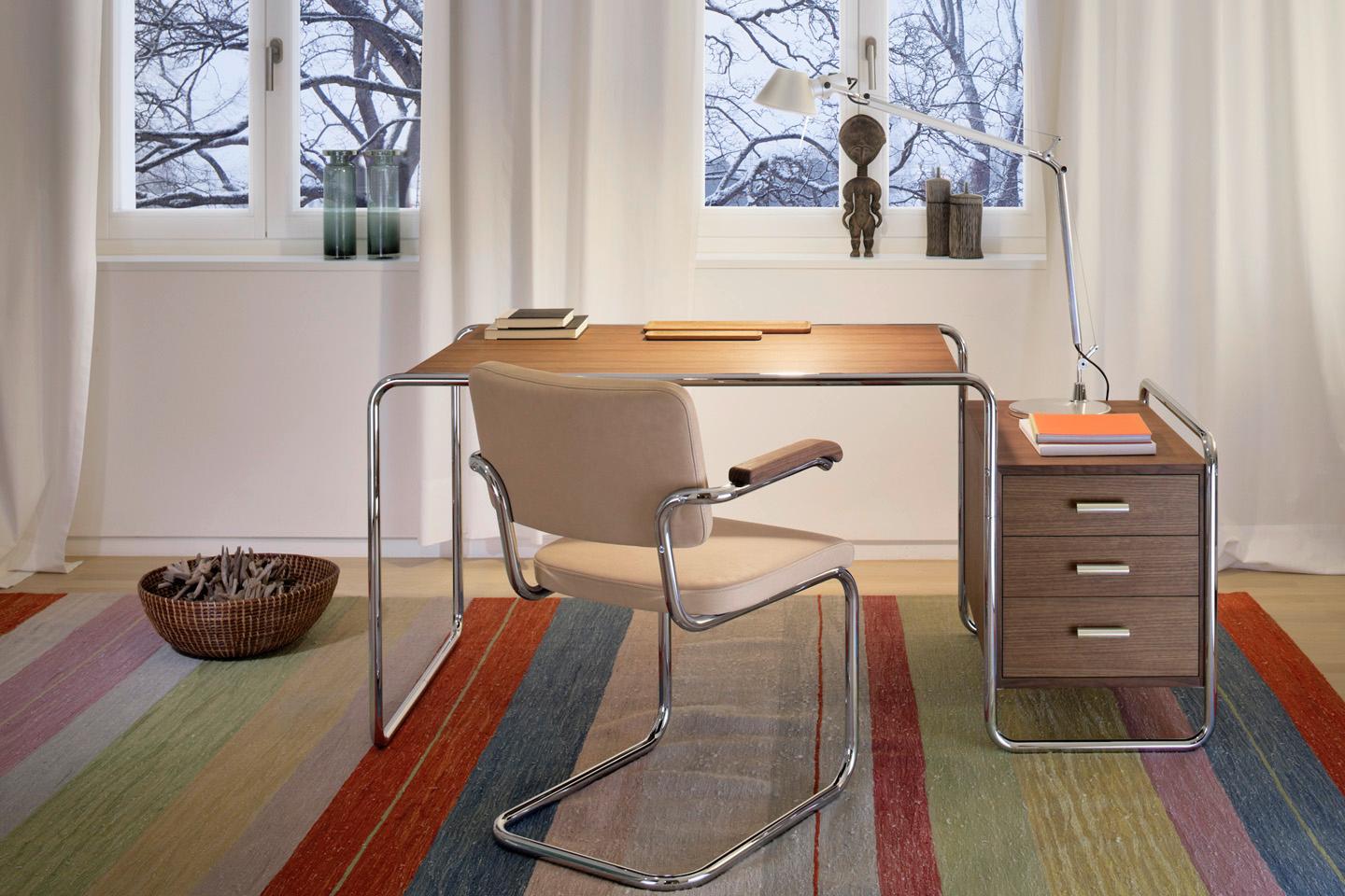 RANGE S 285

It is as though Marcel Breuer had anticipated today’s home offices and mobile computers: The compact tubular steel desk S 285 that he designed is an elegant companion for modern lifestyle and work.
Marcel Breuer’s tubular steel desk