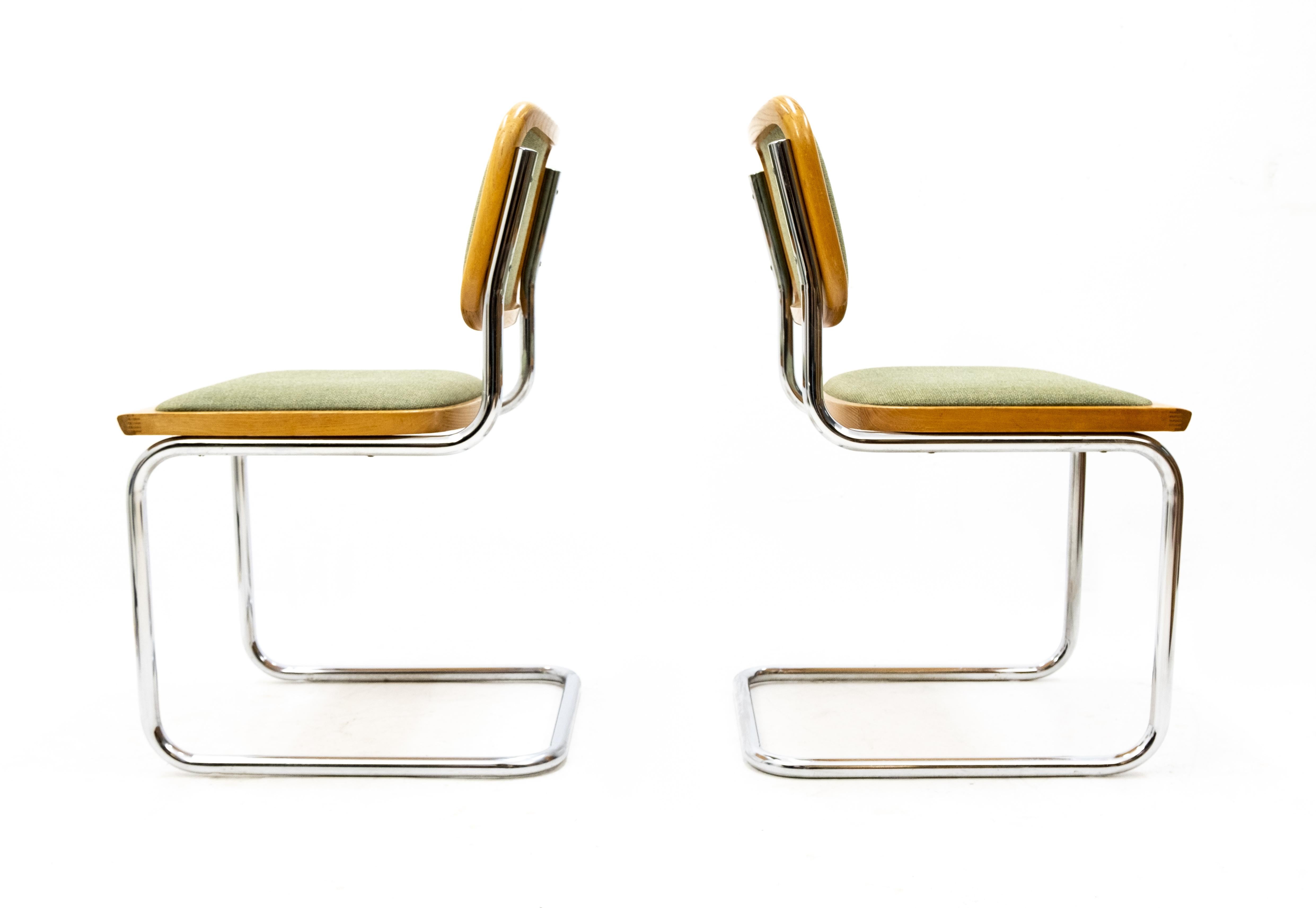 Marcel Breuer S32 cantilever chairs. Chrome tube frame upholstered in a green fabric.

1970s. Good condition. Unusual version.

          