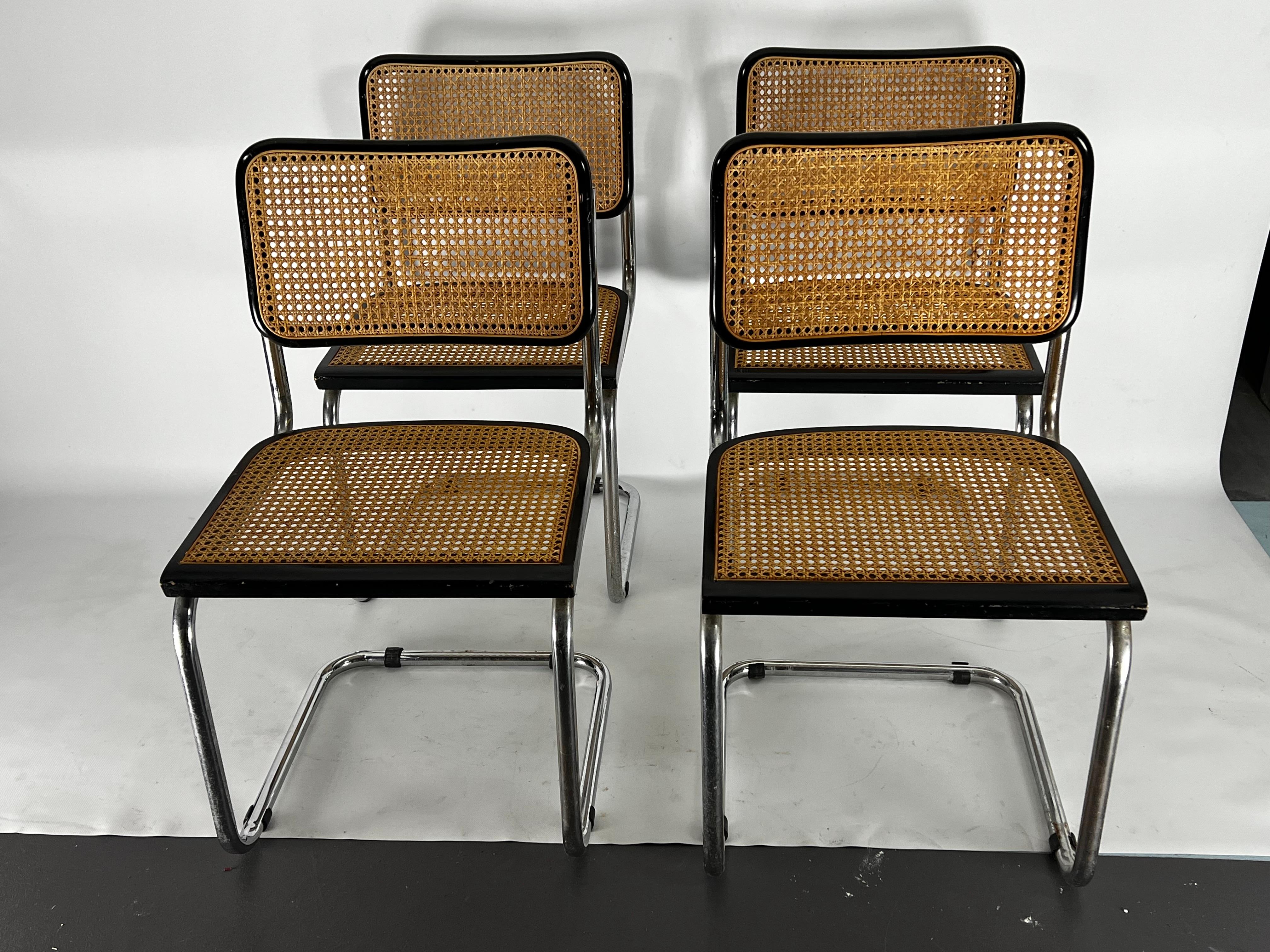 Quattro sedie Cesca disegnate da Marcel Breuer e prodotte in Italia da Gavina negli anni '60.
Condizioni vintage molto buone con normali tracce di età e utilizzo. Leggera ossidazione sul cromo. 
Seduta H. 46 cm.