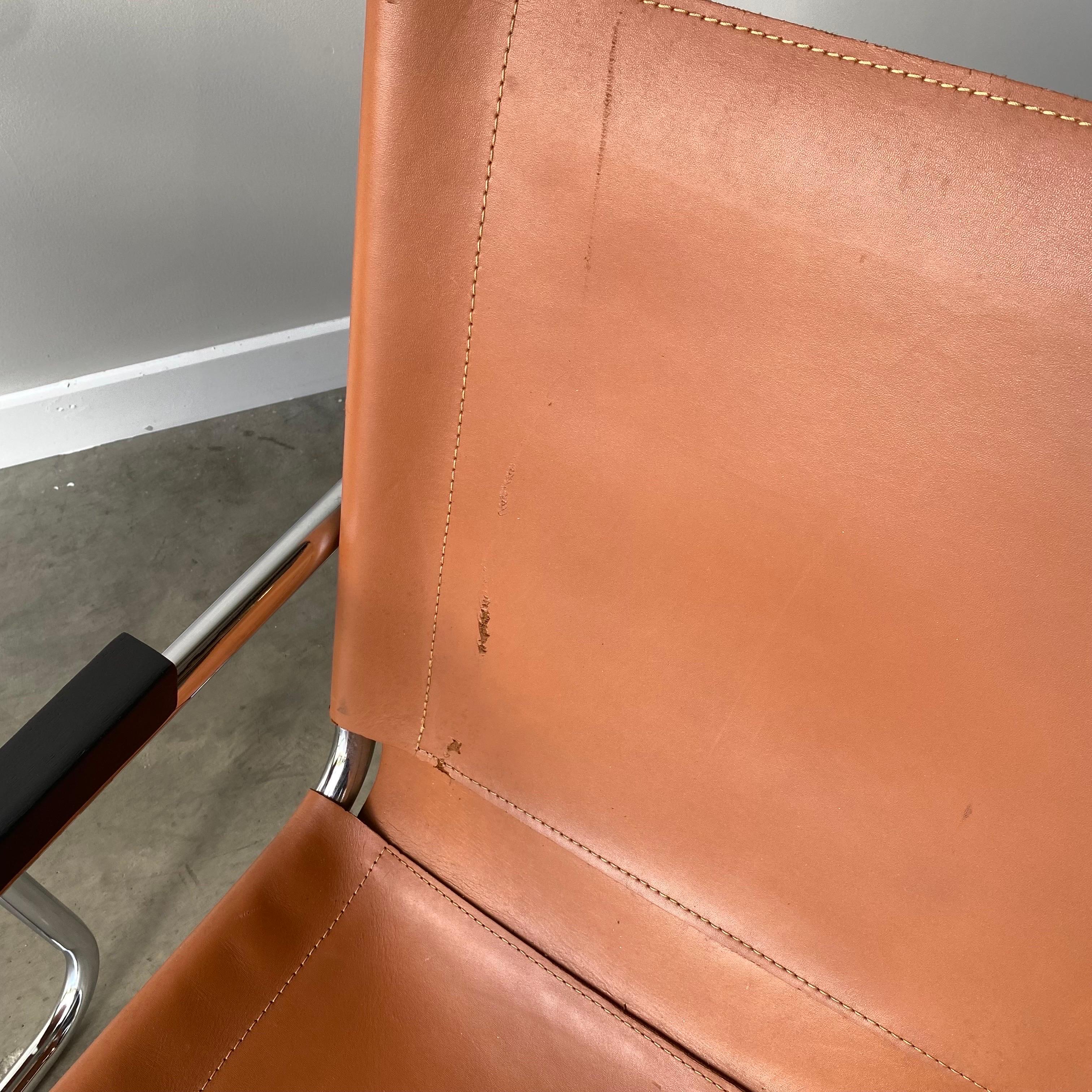 Ein wundervolles Paar Sessel im Bauhaus-Stil nach dem Vorbild von Marcel Breuer.  Diese sind dem Thonet B-35 Design nachempfunden, mit kleinen Unterschieden.  Diese sind eine große Qualität Vintage Paar in sehr guten gebrauchten Zustand.